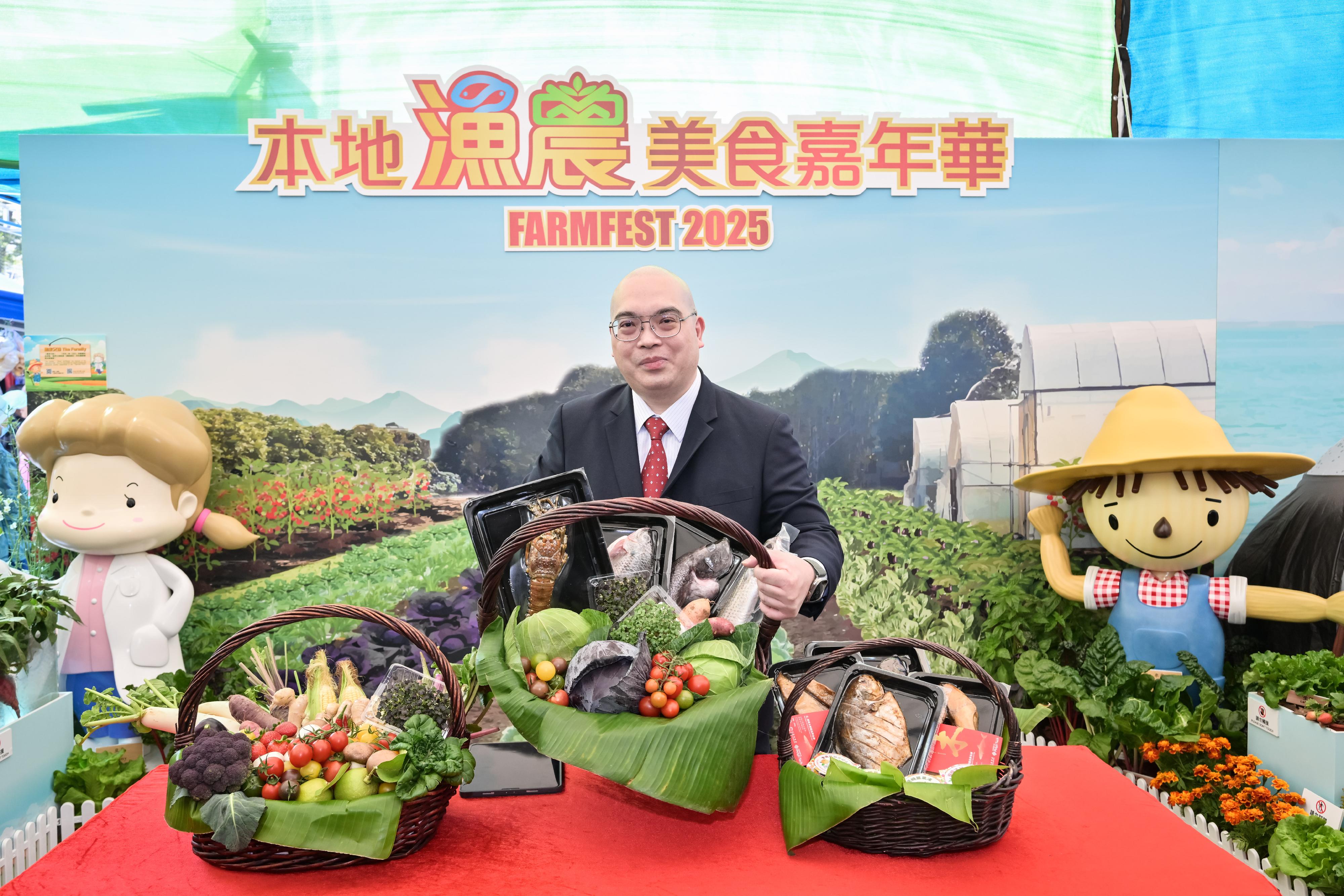 FarmFest 2025 runs for three consecutive days from today (January 3) to January 5 at Fa Hui Park in Mong Kok to showcase a variety of local agricultural and fisheries products and other goods. Photo shows the Chairman of the Organising Committee of FarmFest, Dr Eric Lau, introducing local agricultural and fisheries products.