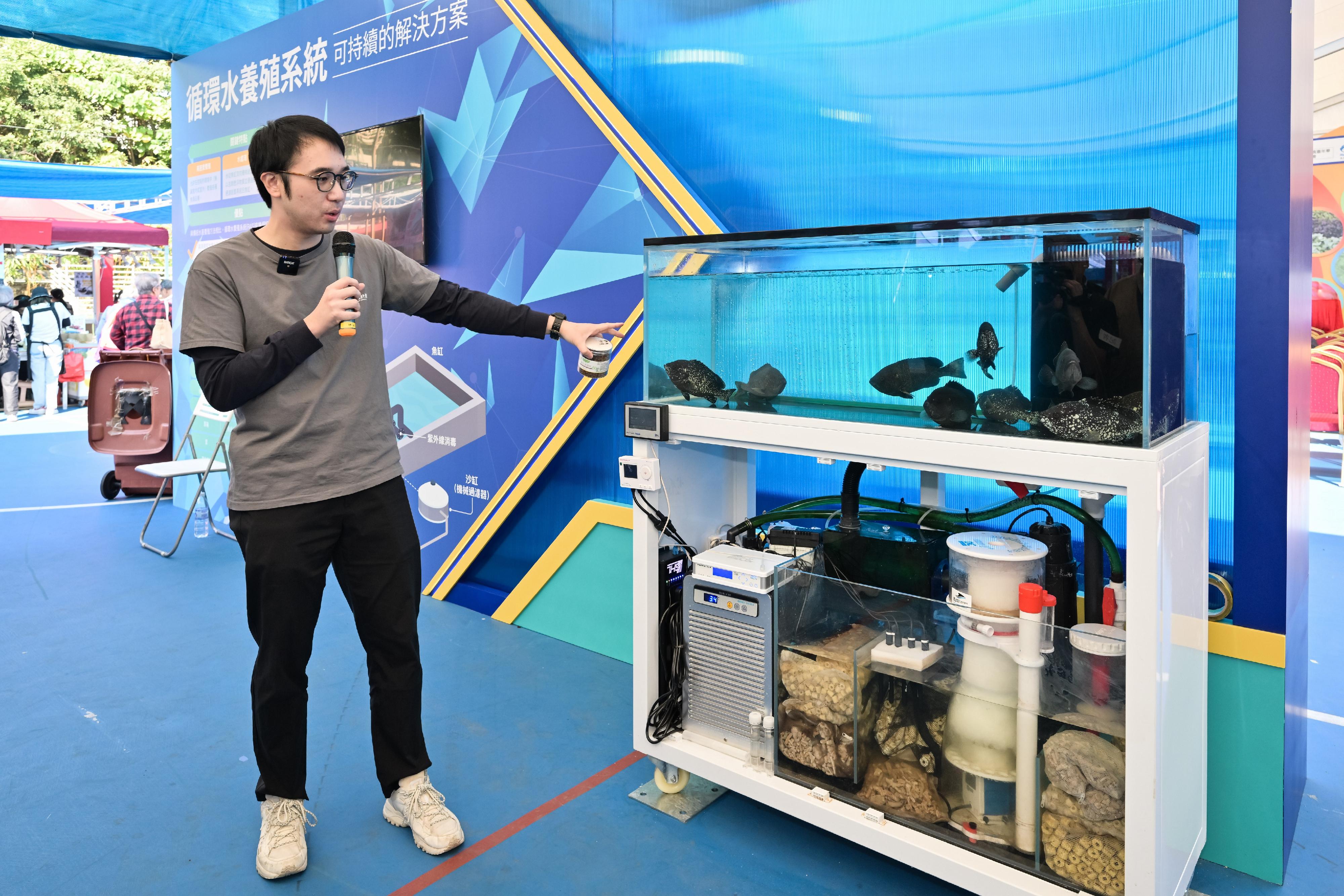 FarmFest 2025 runs for three consecutive days from today (January 3) to January 5 at Fa Hui Park in Mong Kok to showcase a variety of local agricultural and fisheries products and other goods. Photo shows the Fisheries Officer (Aquaculture Projects) of the Agriculture, Fisheries and Conservation Department, Dr Peter Luk, introducing the small-scale recirculating aquaculture system in the fisheries zone.