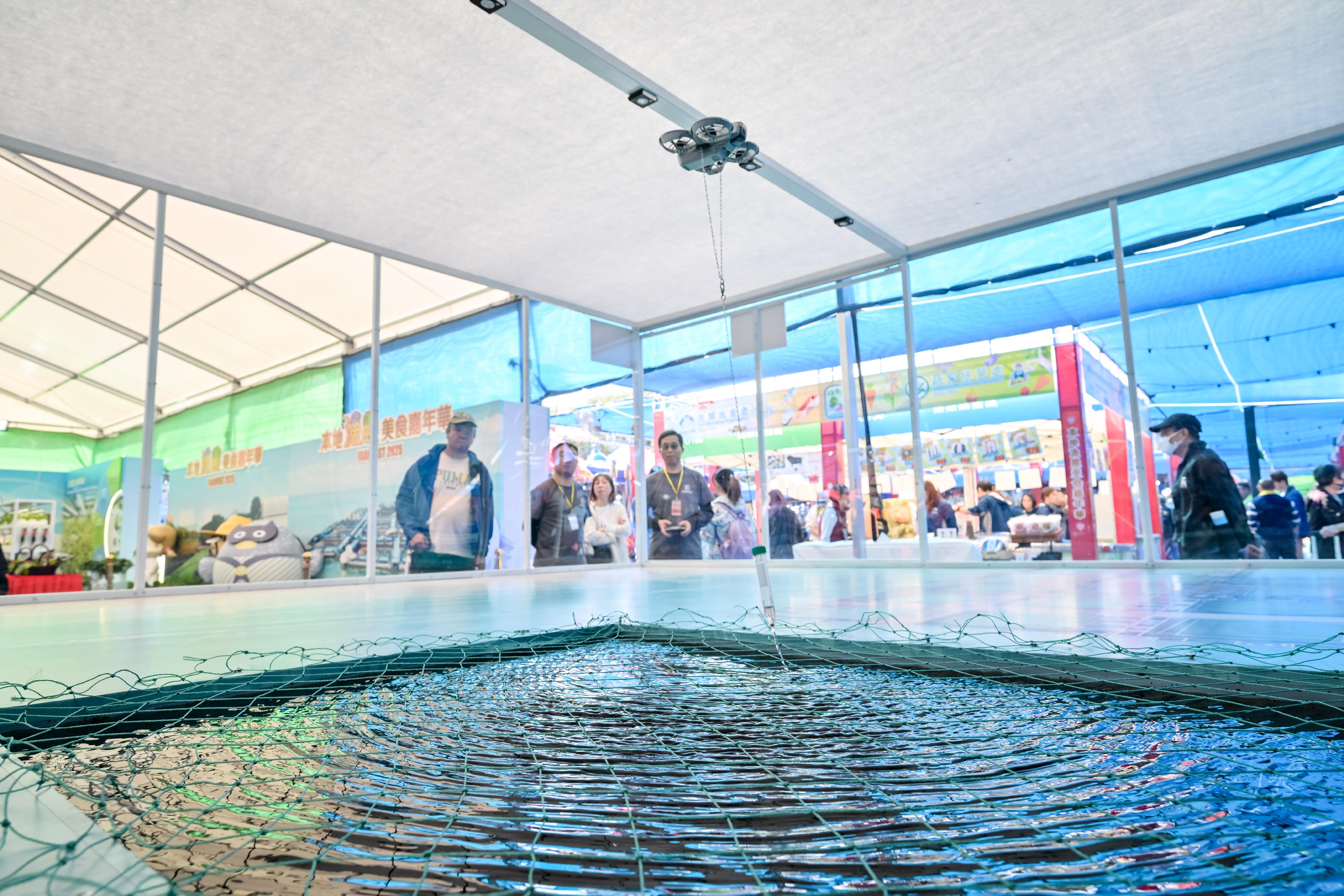 FarmFest 2025 runs for three consecutive days from today (January 3) to January 5 at Fa Hui Park in Mong Kok. Photo shows an Agriculture, Fisheries and Conservation Department personnel demonstrating the use of a drone to simulate the collection of water samples in the fisheries zone.
