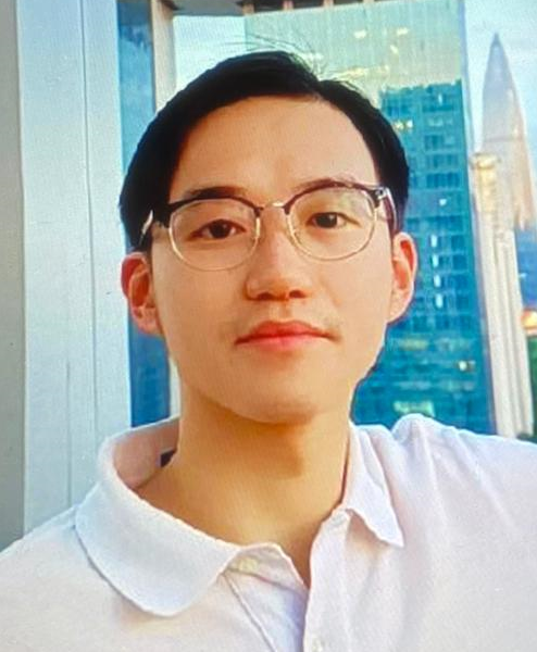 二十九歲男子鄭嘉明身高約一點七米，體重約六十公斤，中等身材，長面型，黃皮膚及蓄短黑髮。