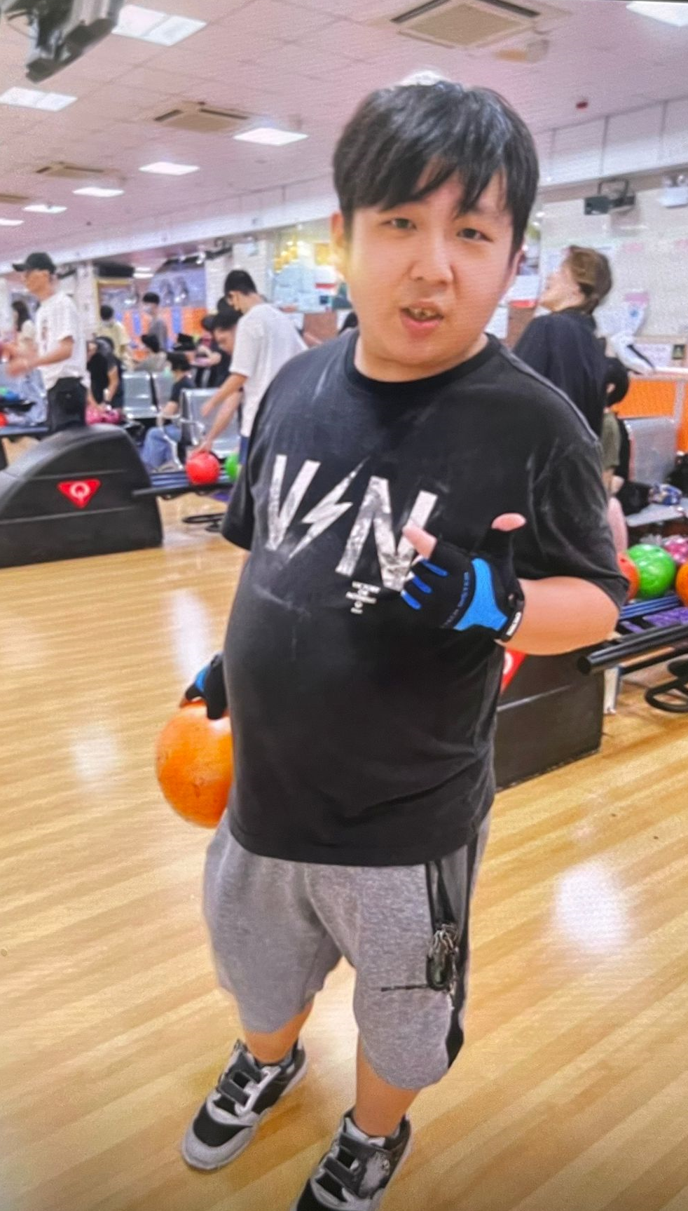 Wong Yiu-lung, aged 21, is about 1.55 metres tall, 85 kilograms in weight and of fat build. He has a round face with yellow complexion and short black hair. He was last seen wearing a black jacket, grey trousers, white sports shoes and carrying a blue camouflage rucksack.