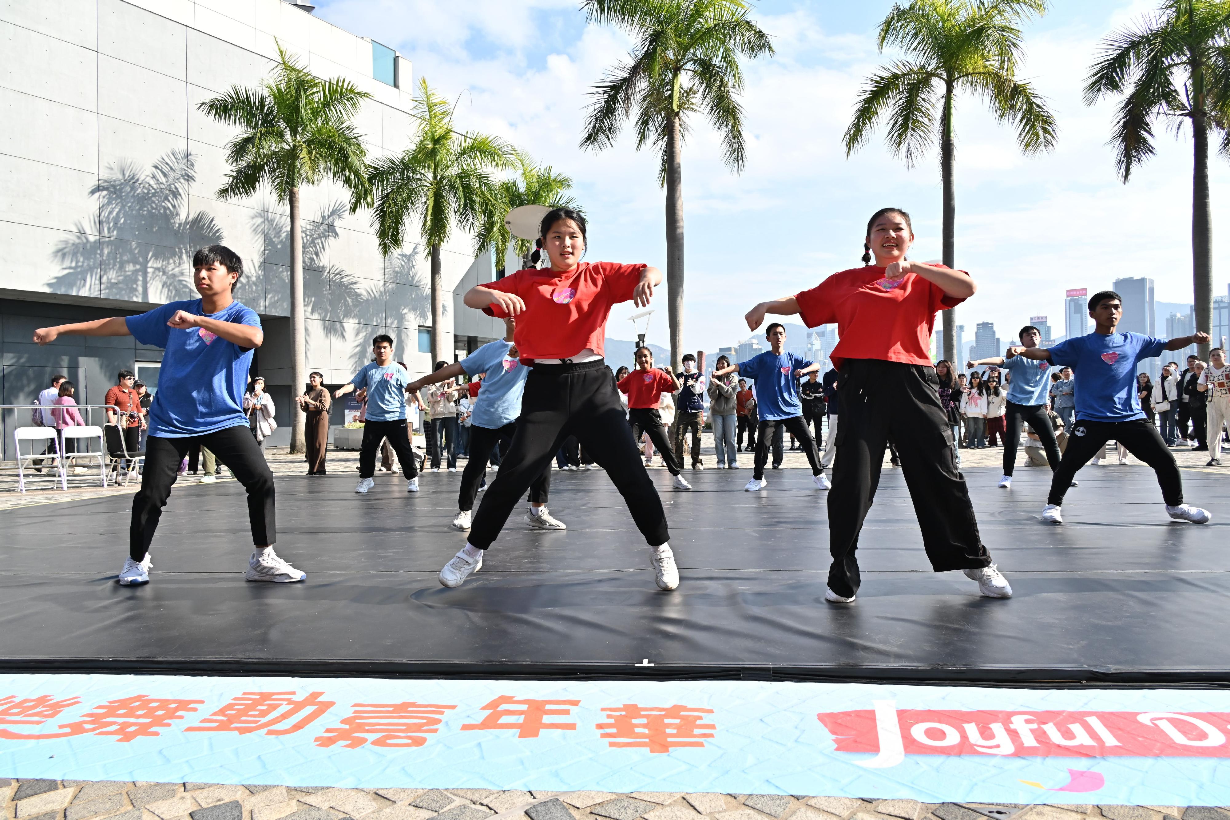 康乐及文化事务署筹办的「关爱‧同行共融舞蹈计划」今日（一月五日）在香港文化中心露天广场举行王廷琳与舞者「快乐舞动嘉年华」。图示参与演出的天保民学校。