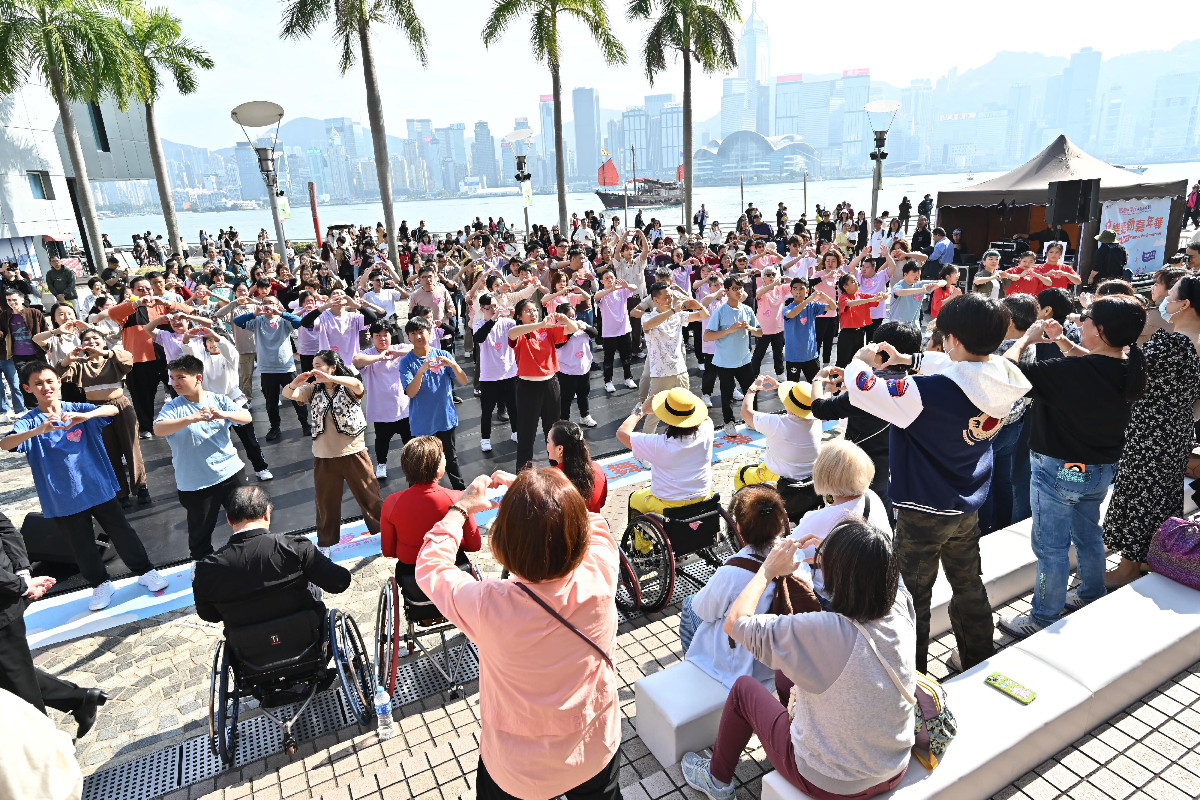 康乐及文化事务署筹办的「关爱‧同行共融舞蹈计划」今日（一月五日）在香港文化中心露天广场举行王廷琳与舞者「快乐舞动嘉年华」。图示市民在互动舞蹈环节与表演者共舞。