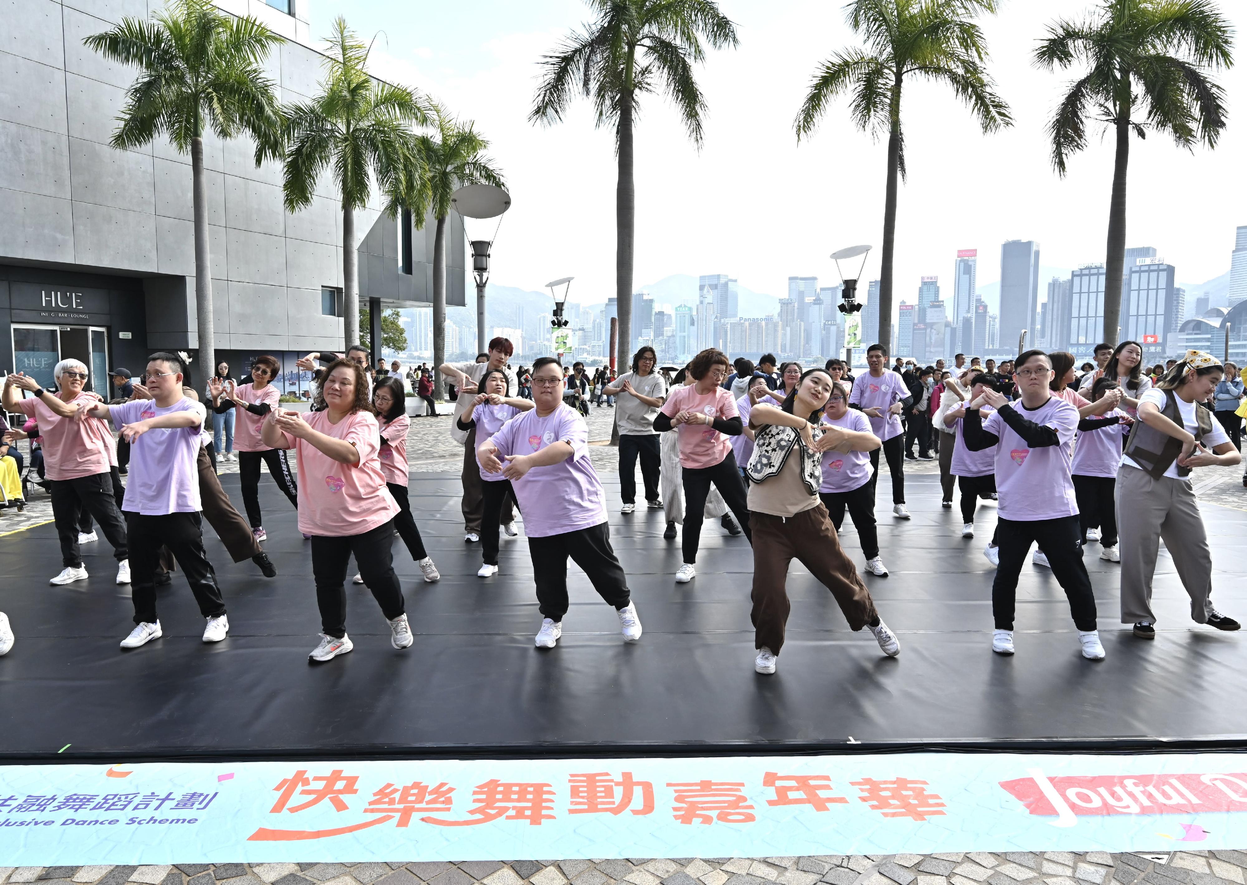 The DancingAndy and Dancers "Joyful Dance Piazza Performances", under the "Dance for All" Community Care Inclusive Dance Scheme organised by the Leisure and Cultural Services Department, took place today (January 5) at the Hong Kong Cultural Centre Piazza. Photo shows the performance by St. James' Settlement Dancing Heart Troupe.