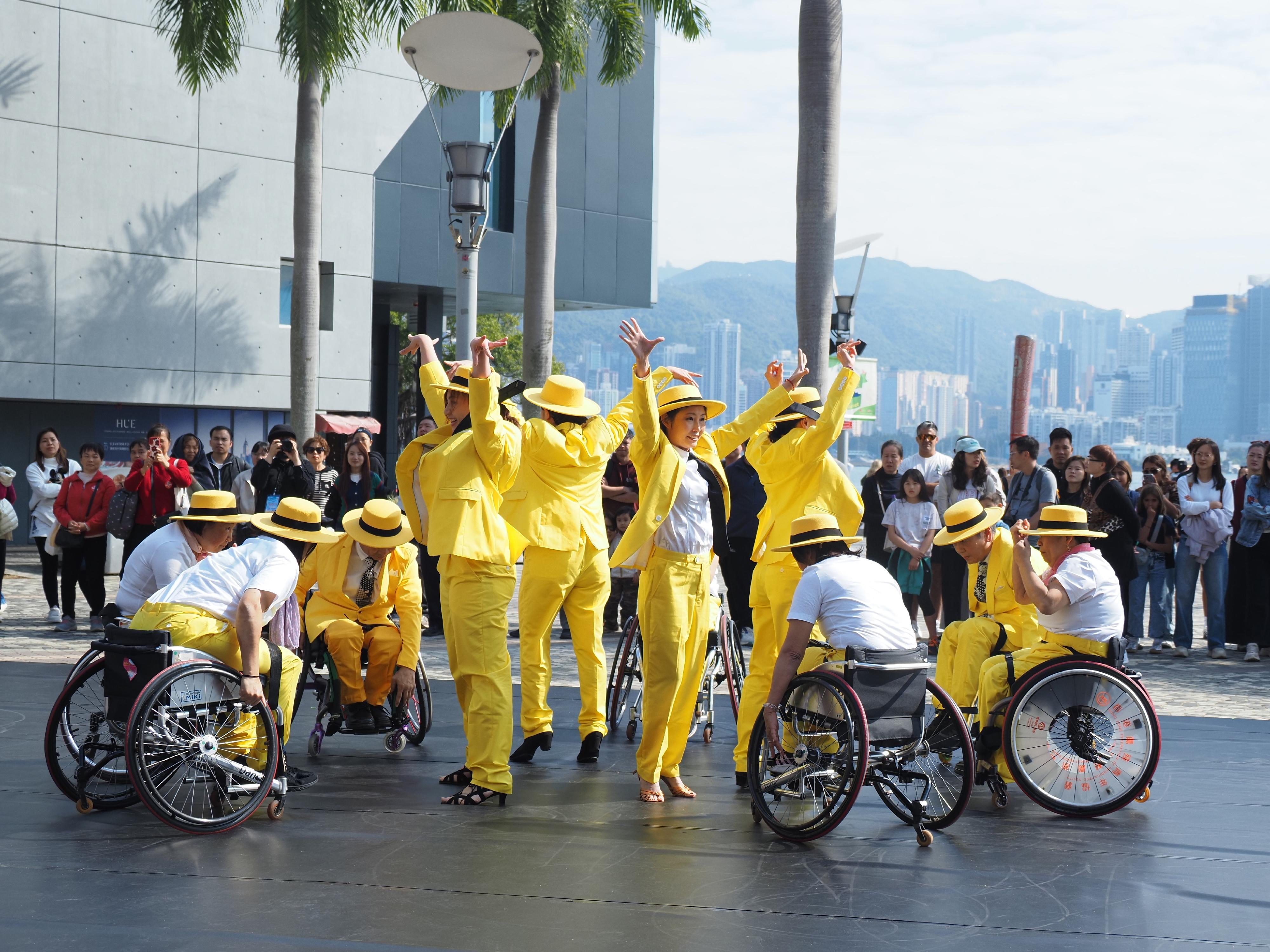 The DancingAndy and Dancers "Joyful Dance Piazza Performances", under the "Dance for All" Community Care Inclusive Dance Scheme organised by the Leisure and Cultural Services Department, took place today (January 5) at the Hong Kong Cultural Centre Piazza. Photo shows the performance by the China Hong Kong Para Dance Sport Association.