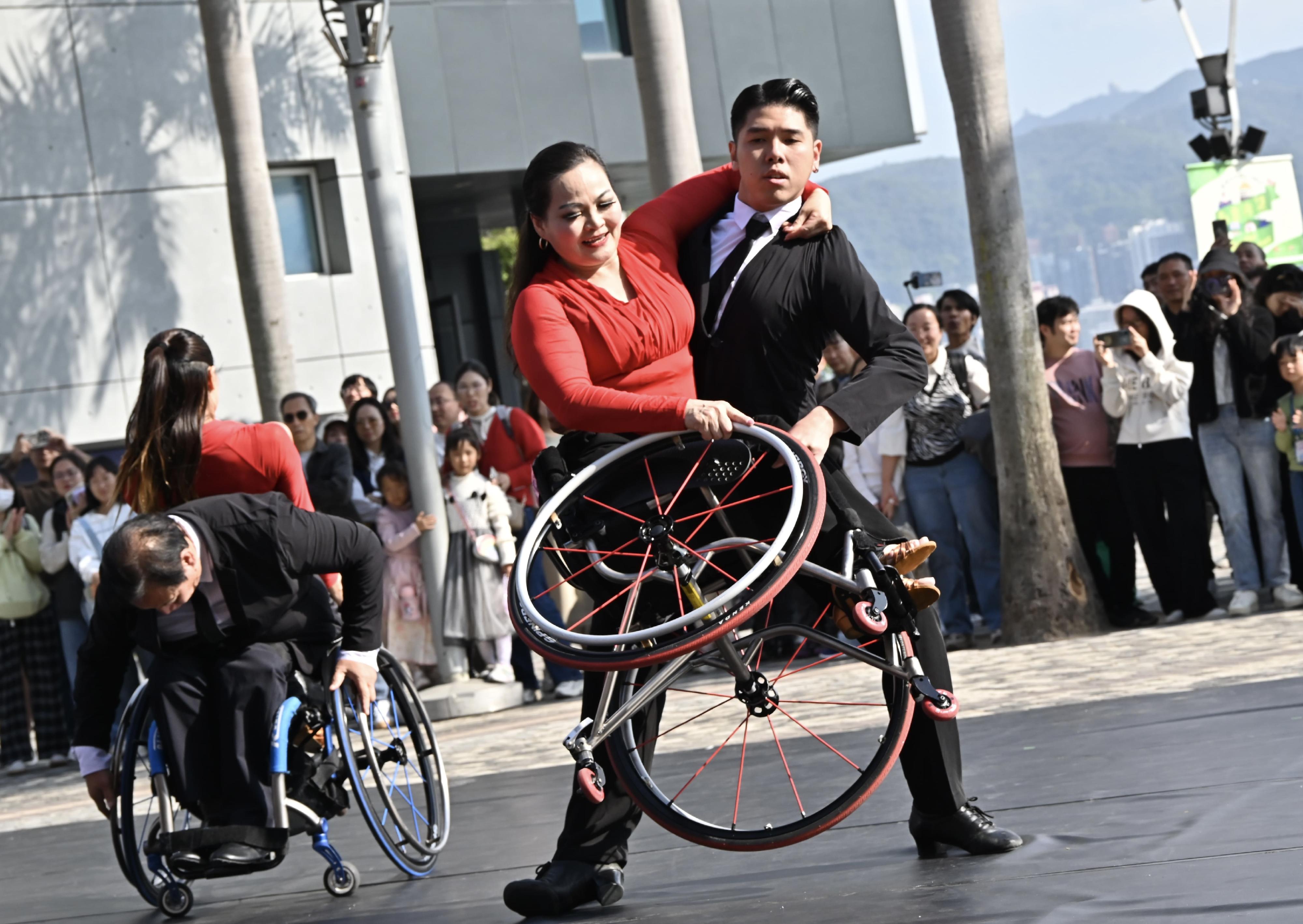 The DancingAndy and Dancers "Joyful Dance Piazza Performances", under the "Dance for All" Community Care Inclusive Dance Scheme organised by the Leisure and Cultural Services Department, took place today (January 5) at the Hong Kong Cultural Centre Piazza. Photo shows the performance by the China Hong Kong Para Dance Sport Association.