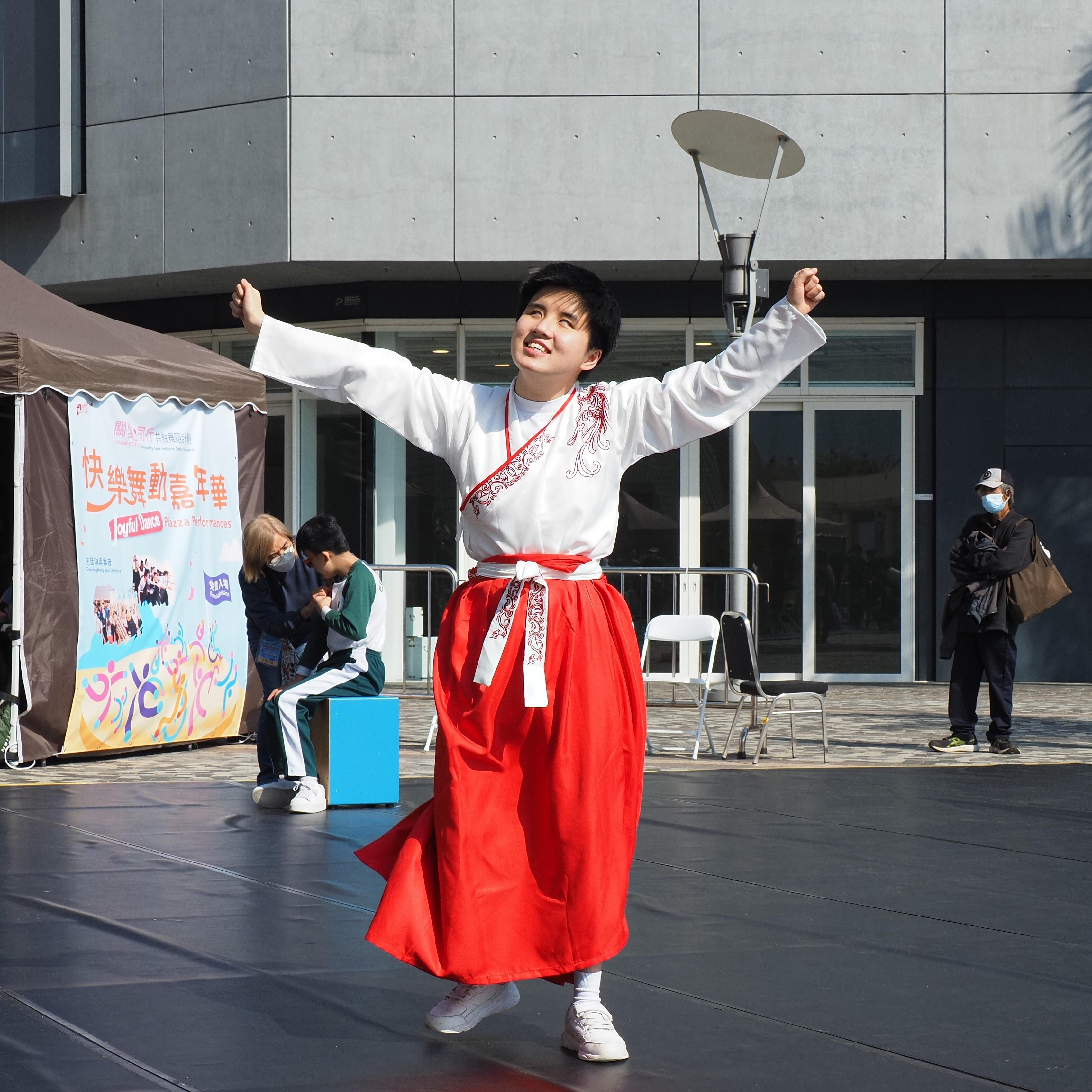 The DancingAndy and Dancers "Joyful Dance Piazza Performances", under the "Dance for All" Community Care Inclusive Dance Scheme organised by the Leisure and Cultural Services Department, took place today (January 5) at the Hong Kong Cultural Centre Piazza. Photo shows the performance by Ebenezer New Hope School.