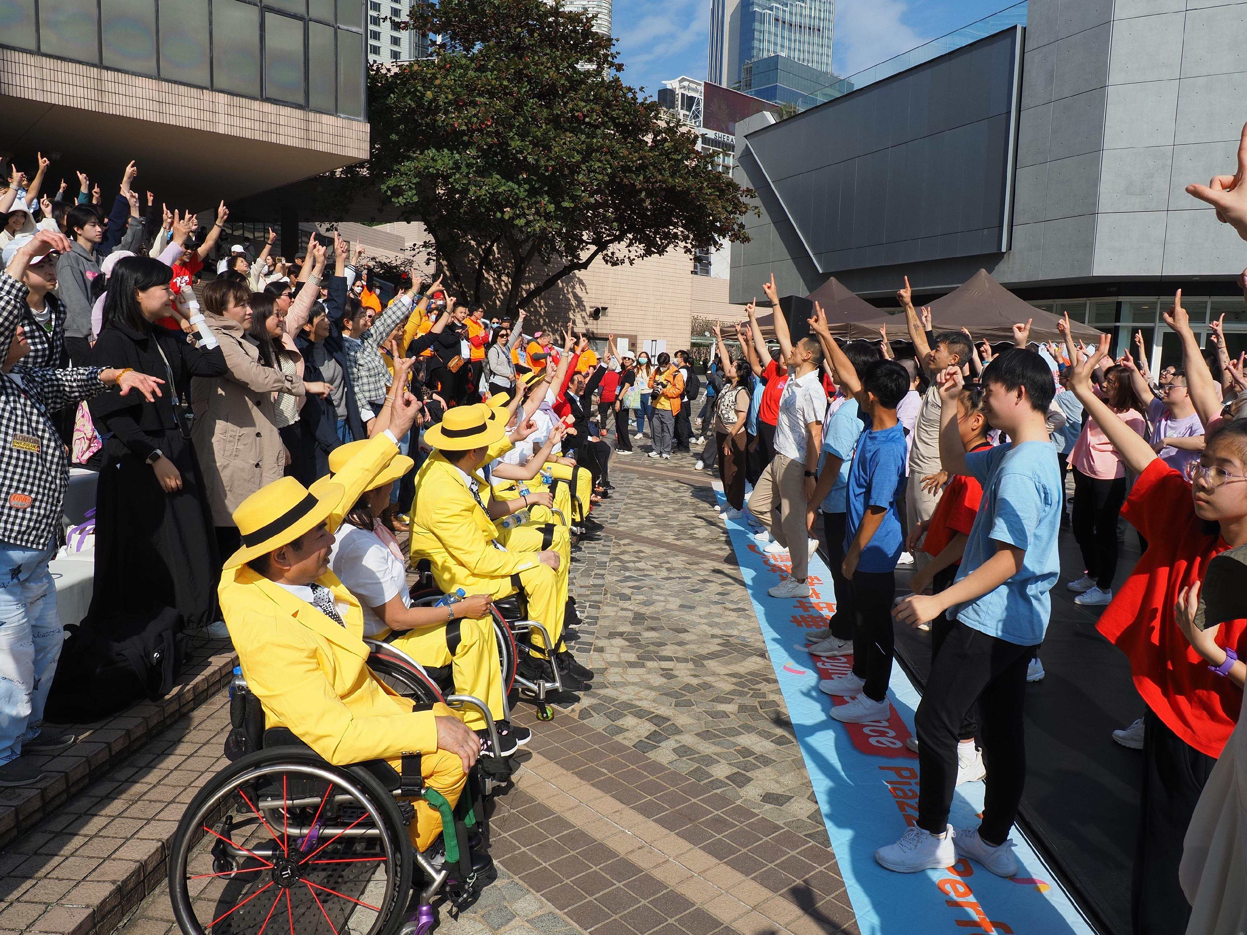 The DancingAndy and Dancers "Joyful Dance Piazza Performances", under the "Dance for All" Community Care Inclusive Dance Scheme organised by the Leisure and Cultural Services Department, took place today (January 5) at the Hong Kong Cultural Centre Piazza. Photo shows members of the public dancing together with performers in interactive dancing sessions.