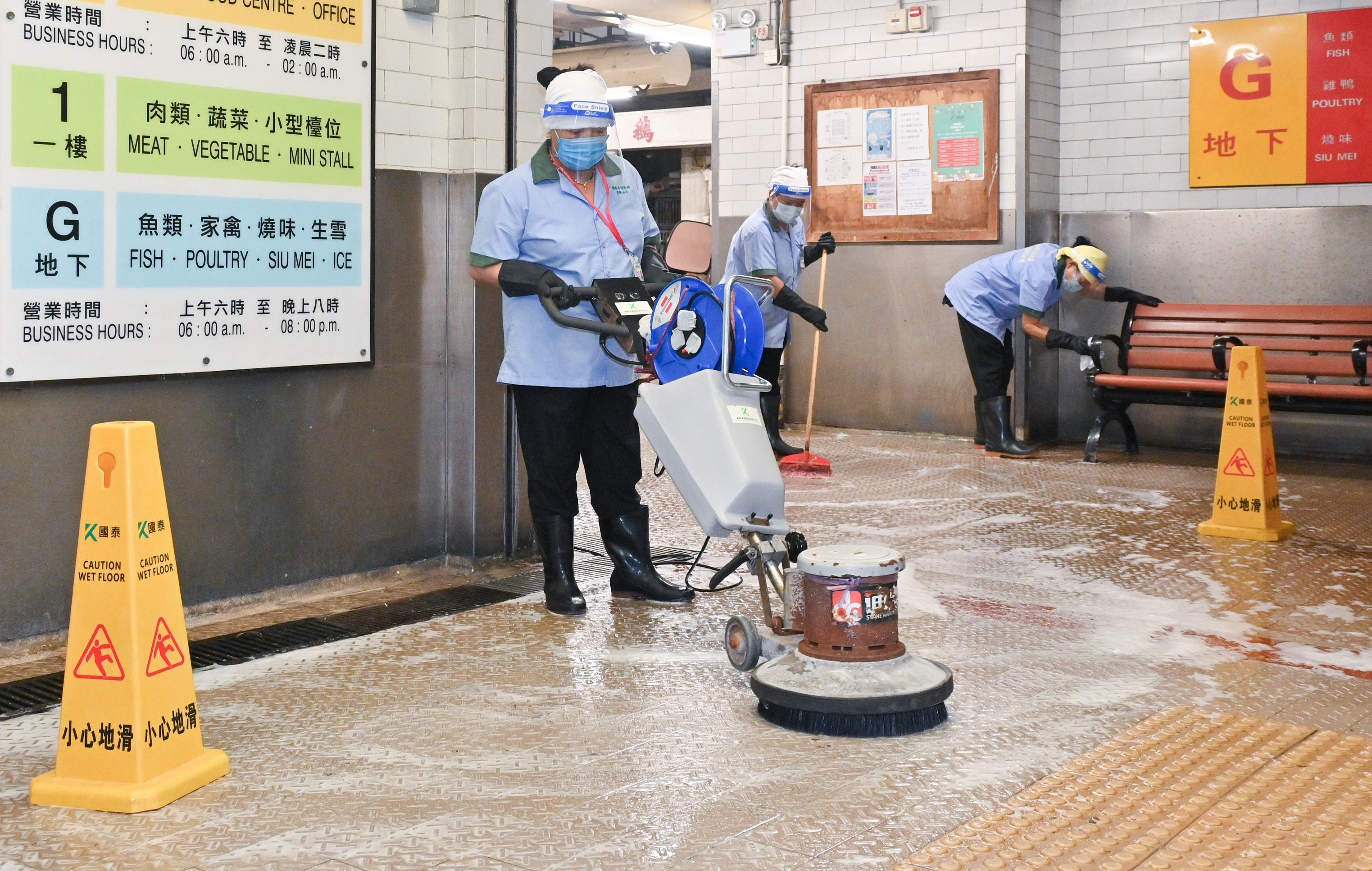 The Food and Environmental Hygiene Department today (January 6) commenced a year-end clean-up campaign across the territory. During the campaign period, cleaning services of public facilities under the department's management, including markets, cooked food centres, hawker bazaars, public toilets and refuse collection points, will be stepped up. Photo shows cleaning workers cleaning a public market.