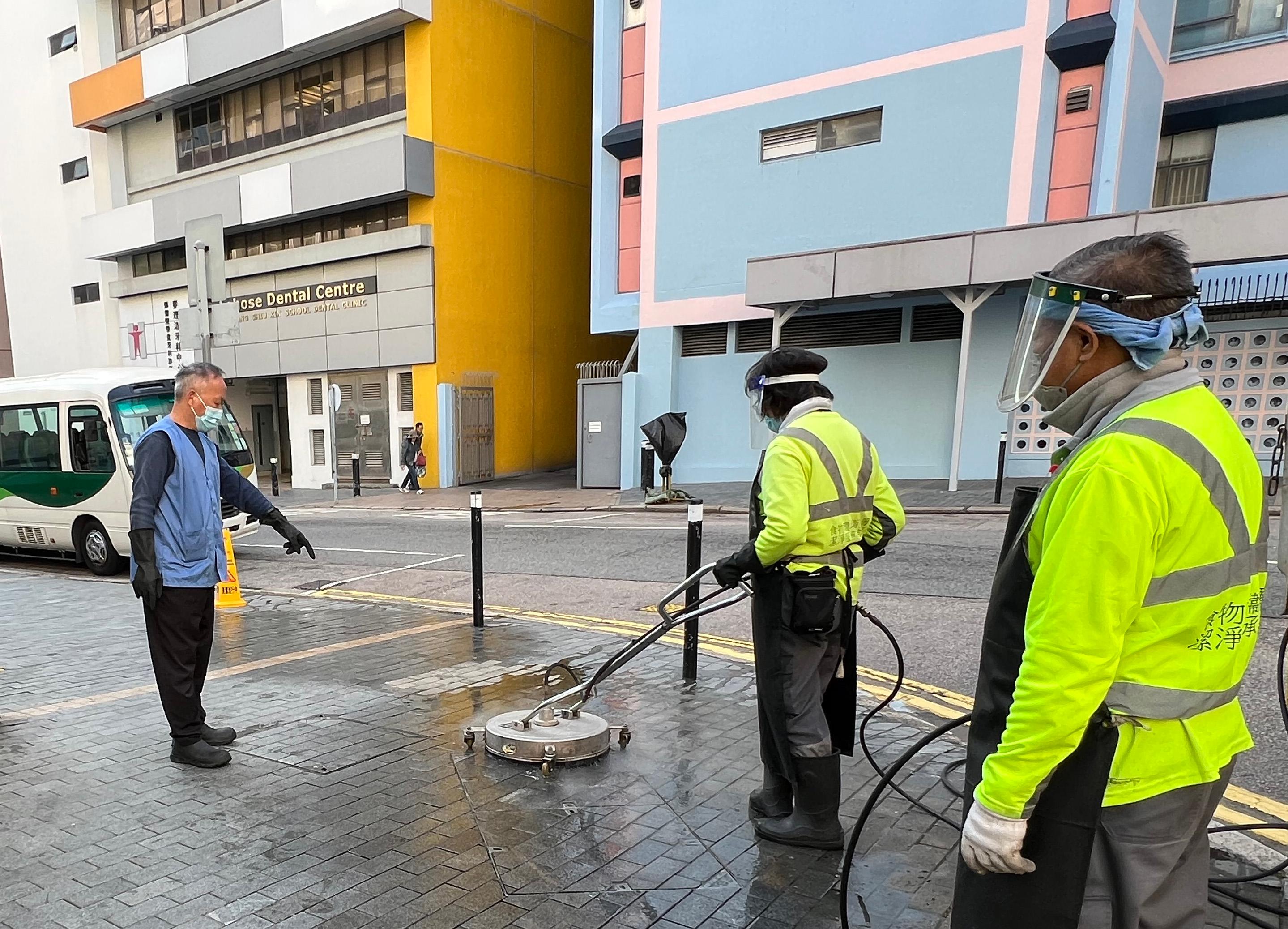 The Food and Environmental Hygiene Department today (January 6) commenced a year-end clean-up campaign across the territory. Photo shows cleaning workers stepping up street washing with a pressure washer surface cleaner.