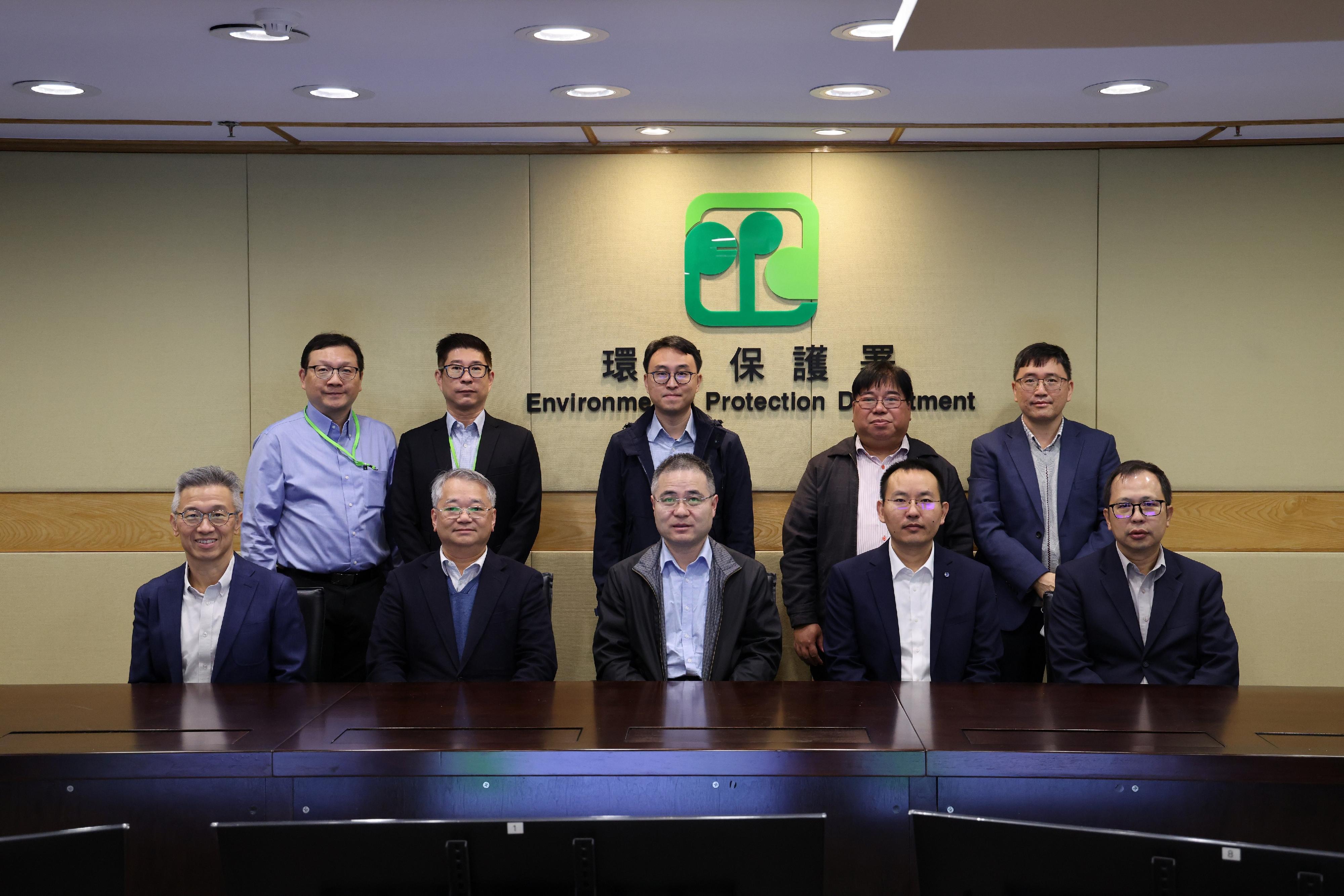 The Director of Environmental Protection, Dr Samuel Chui, hosted a technical exchange meeting for a visiting delegation from the National Marine Environmental Monitoring Center of the Ministry of Ecology and Environment this morning (January 7). Photo shows Dr Chui (front row, second left), the Deputy Director of the National Marine Environmental Monitoring Center, Mr Zhao Jianhua (front row, centre), and the attending Environmental Protection Department officers and delegation members.