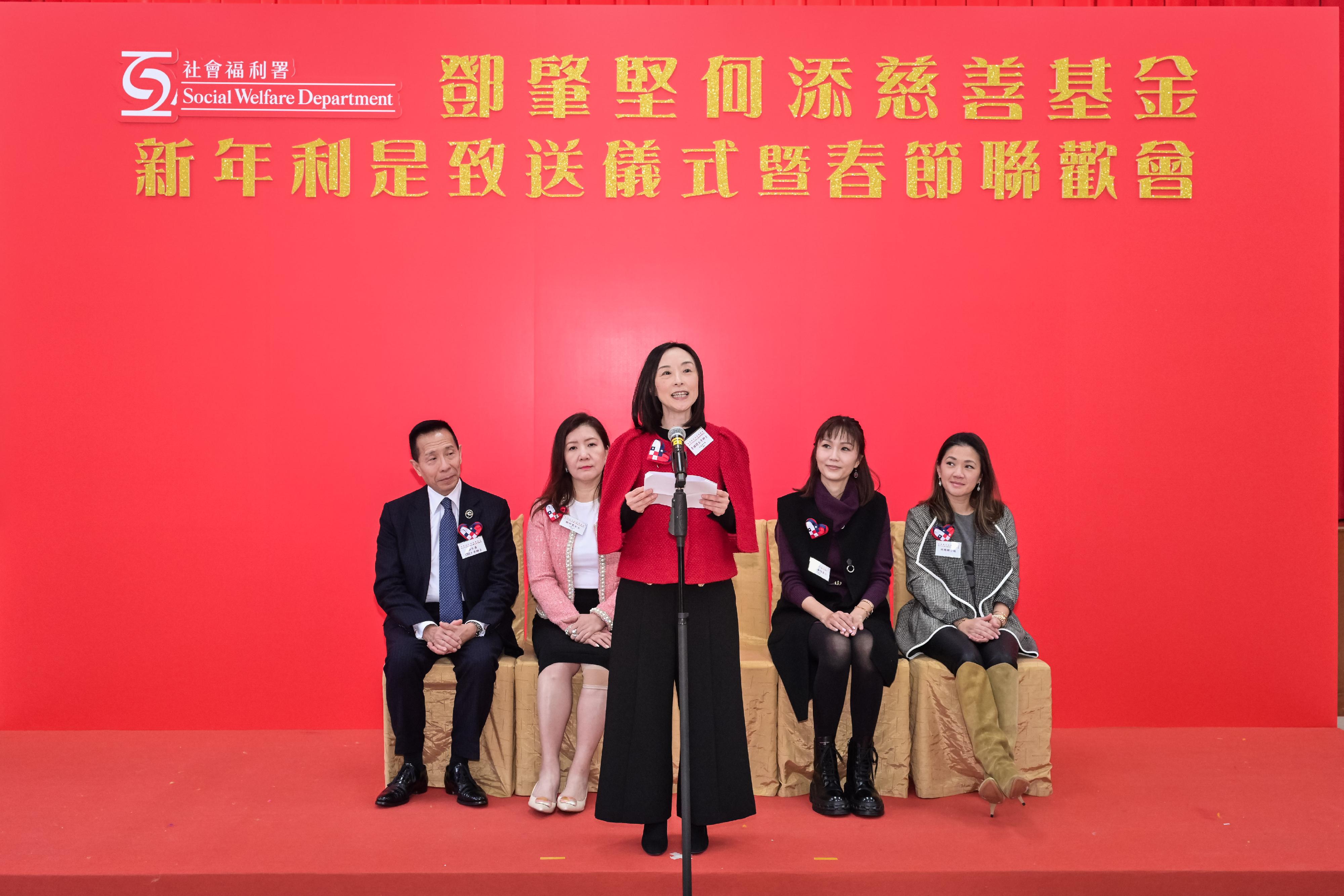 The Social Welfare Department and the Management Committee of the Tang Shiu Kin and Ho Tim Charitable Fund today (January 7) jointly hosted a spring reception for the elderly and presented lai see packets to them in celebration of the upcoming Lunar New Year. Photo shows the Director of Social Welfare, Miss Charmaine Lee, speaking at the spring reception and wishing all participating elderly persons a healthy and happy new year.