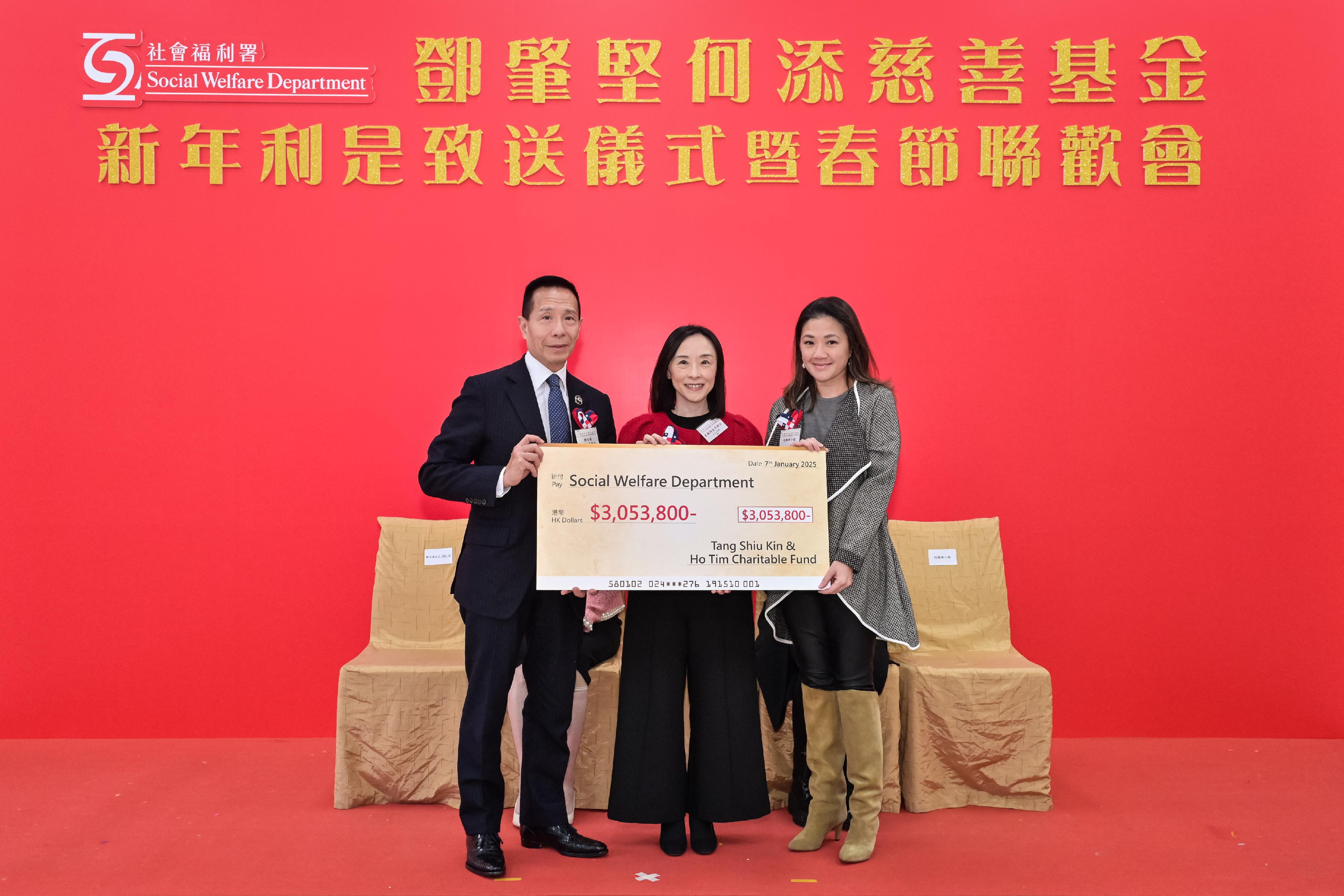 The Social Welfare Department and the Management Committee of the Tang Shiu Kin and Ho Tim Charitable Fund today (January 7) jointly hosted a spring reception for the elderly and presented lai see packets to them in celebration of the upcoming Lunar New Year. Photo shows the Director of Social Welfare, Miss Charmaine Lee (centre), receiving a cheque from the descendants of the Fund's founders, Mr Richard Tang (left) and Miss Veronica Ho (right).