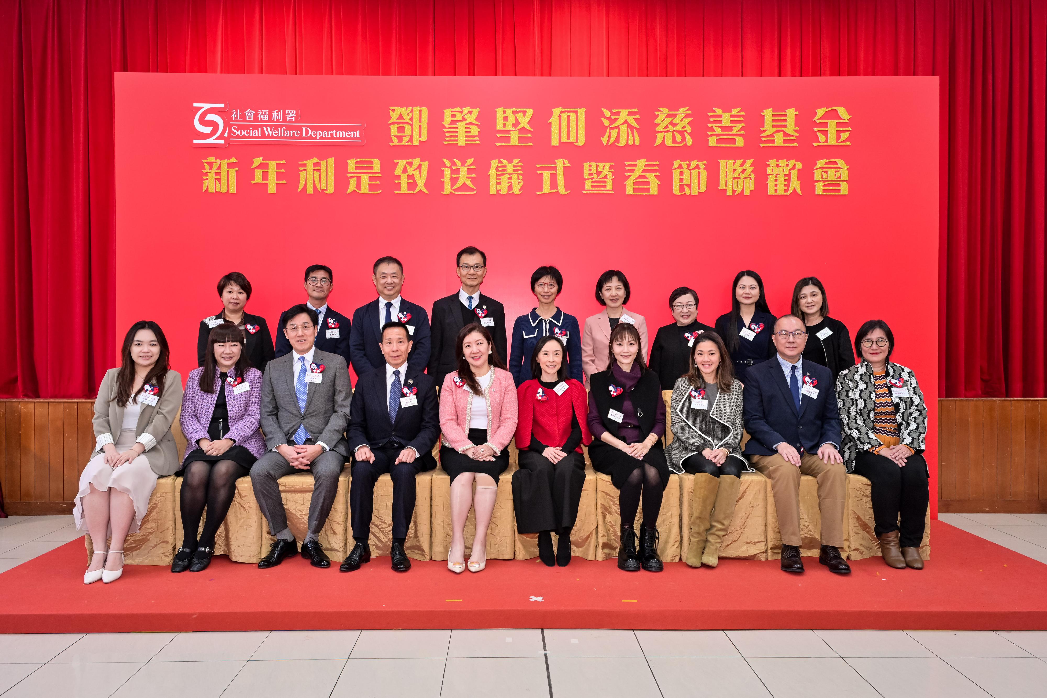 The Social Welfare Department and the Management Committee of the Tang Shiu Kin and Ho Tim Charitable Fund today (January 7) jointly hosted a spring reception for the elderly and presented lai see packets to them in celebration of the upcoming Lunar New Year. Photo shows the Director of Social Welfare, Miss Charmaine Lee (fifth right); the Chairman of Tung Wah Group of Hospitals, Ms Mandy Tang (fifth left); the Chairman of Po Leung Kuk, Mrs Helena Pong (fourth right), and the descendants of the Fund's founders, Mr Richard Tang (fourth left) and Miss Veronica Ho (third right) with other guests.