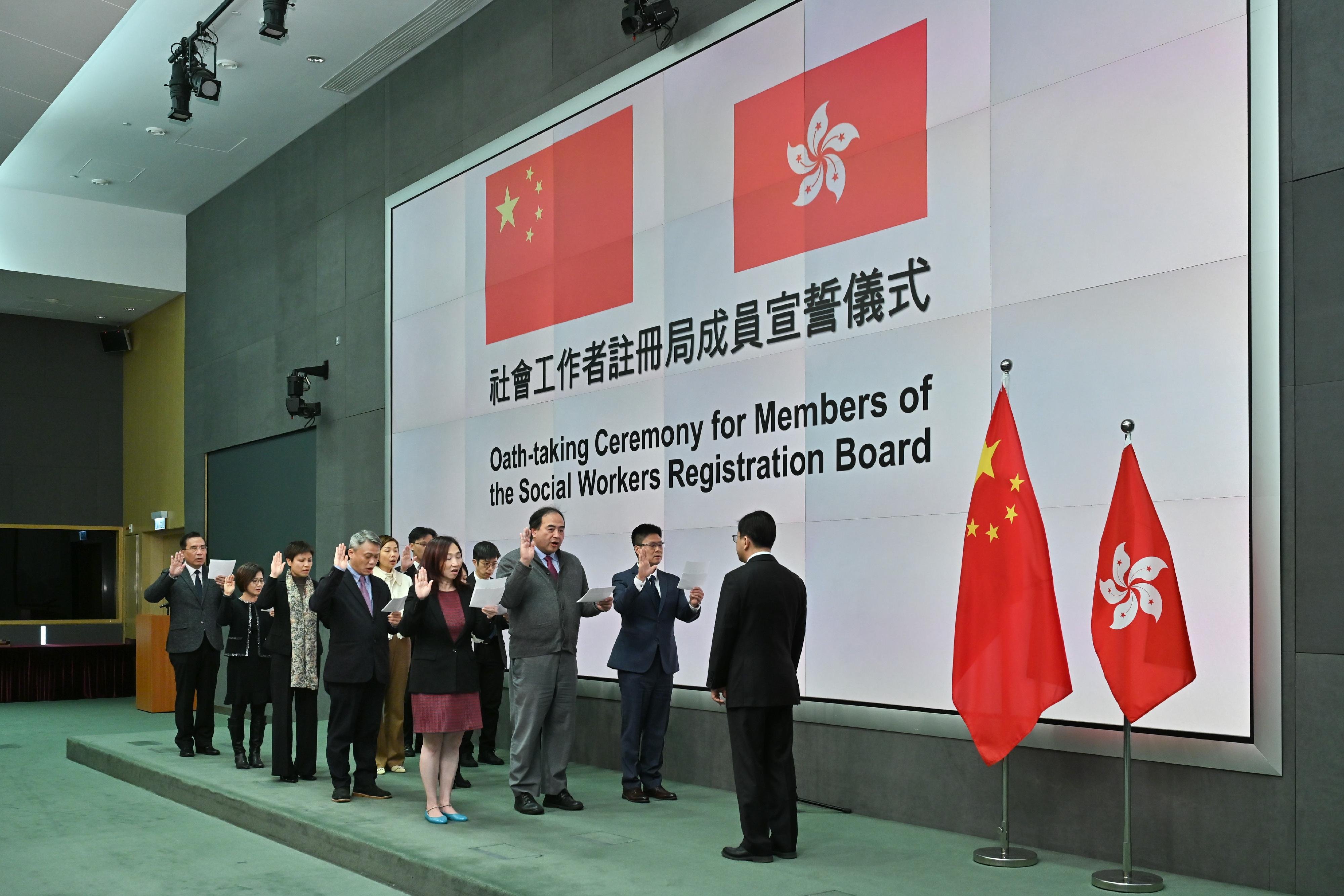 The Secretary for Labour and Welfare, Mr Chris Sun, today (January 7) officiated at the Oath-taking Ceremony for Members of the Social Workers Registration Board at the Central Government Offices. Photo shows Mr Sun (first right) as the oath administrator for members of the Board.