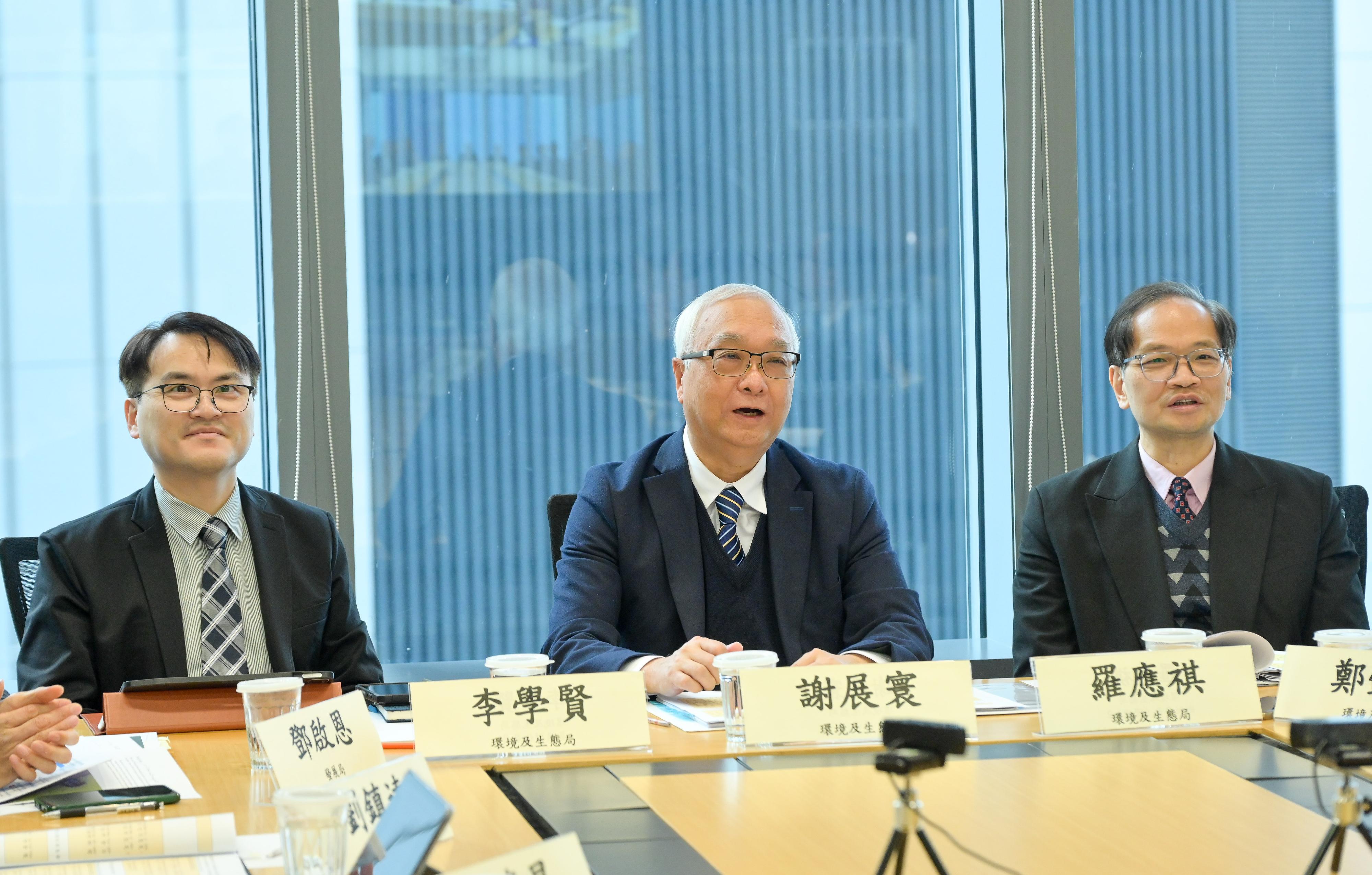 The Secretary for Environment and Ecology, Mr Tse Chin-wan (centre), and the Director-General of the Department of Ecology and Environment of Guangdong Province, Ms Xu Xiaoxia, today (January 7) co-chaired the sixth meeting of the Hong Kong-Guangdong Joint Working Group on Environmental Protection and Combating Climate Change via video conferencing. The meeting reviewed the progress of collaboration between the two sides in 2024 and agreed on the work plan for 2025.