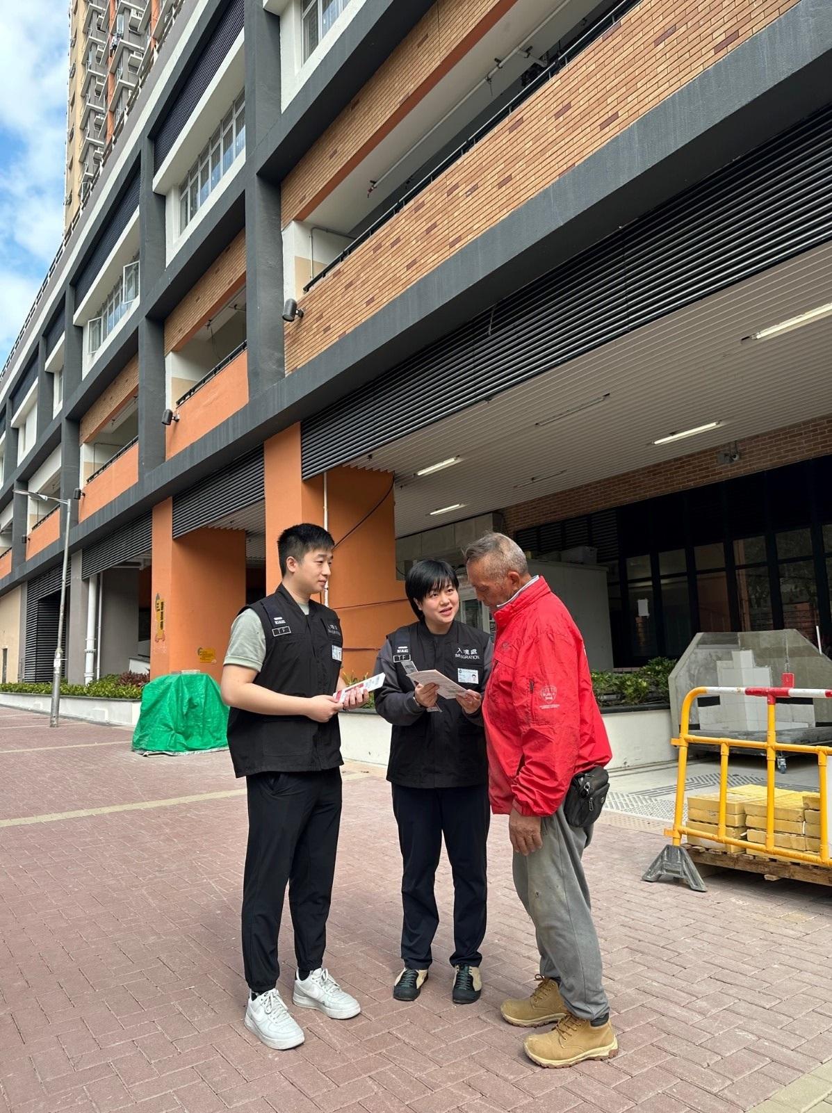 The Immigration Department mounted a series of territory-wide anti-illegal worker operations codenamed "Contribute" to combat illegal renovation workers from December 30 in 2024 to today (January 7). Photo shows the Immigration officers conveyed the message of "Employing Illegal Workers Is An Offence".