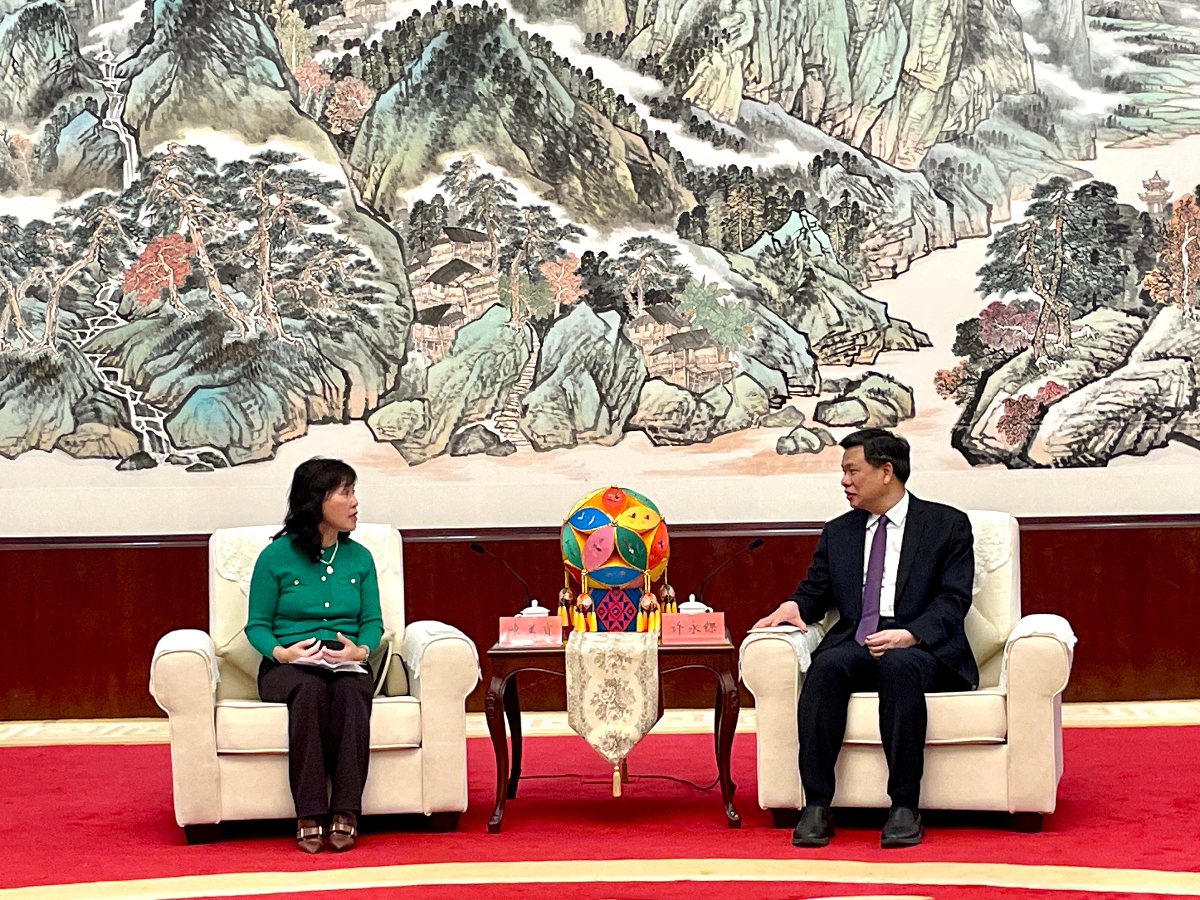 The Secretary for Transport and Logistics, Ms Mable Chan, led members of the Hong Kong Logistics Development Council to visit Guangxi yesterday (January 7). Photo shows Ms Chan (left) meeting with the Executive Vice Chairman of the People's Government of Guangxi Zhuang Autonomous Region, Mr Xu Yongke (right), to exchange views on strengthening maritime and logistics collaborations between Hong Kong and Guangxi.