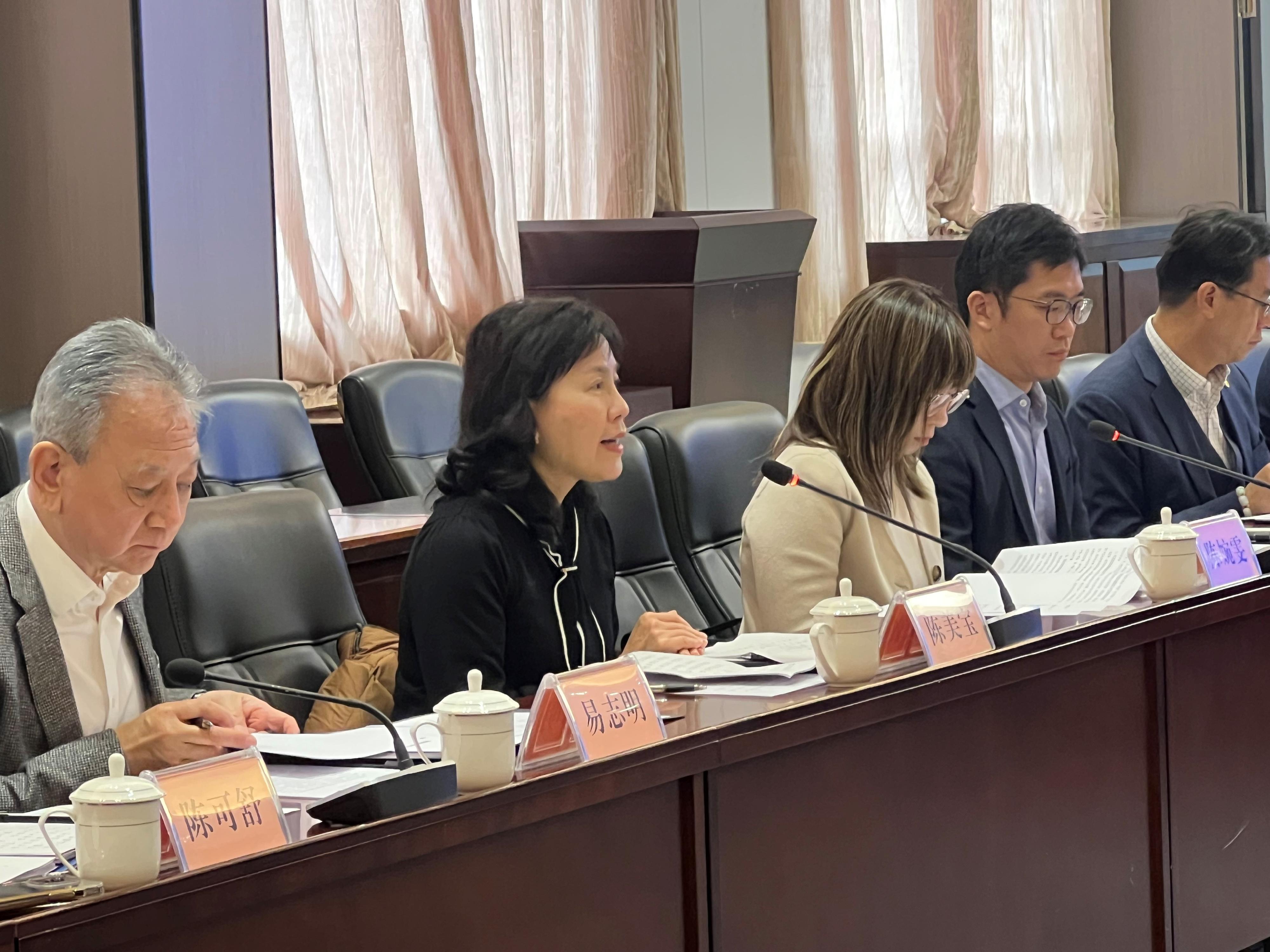 The Secretary for Transport and Logistics, Ms Mable Chan, continued to lead members of the Hong Kong Logistics Development Council to visit Guangxi today (January 8). Photo shows Ms Chan (second left) introducing Hong Kong's latest developments on transport and logistics at a Guangxi-Hong Kong seminar today (January 8).