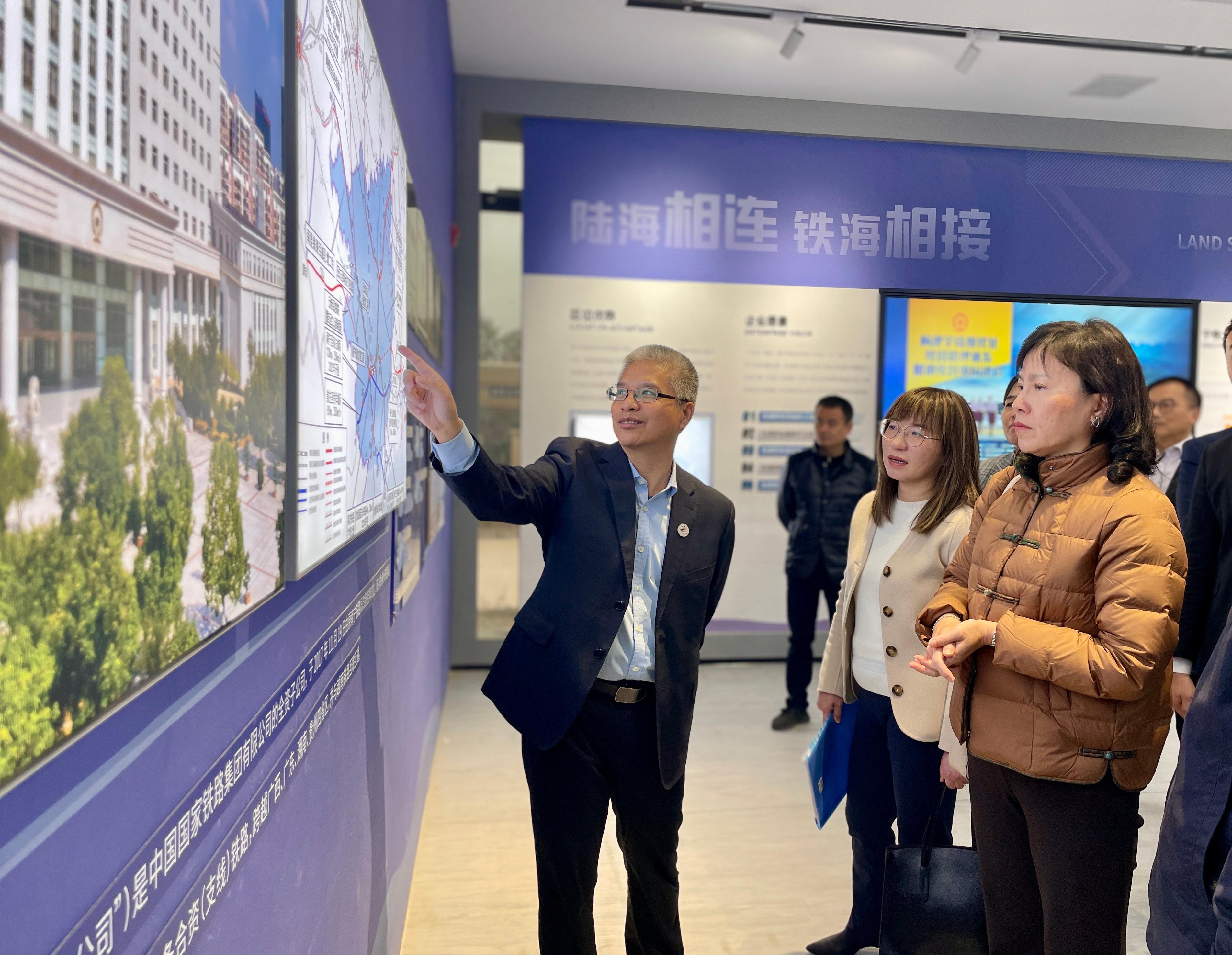 The Secretary for Transport and Logistics, Ms Mable Chan, led members of the Hong Kong Logistics Development Council to visit Guangxi today (January 8). Photo shows Ms Chan (first right) receiving a briefing on Guangxi’s logistics development at Nanning International Railway Port.