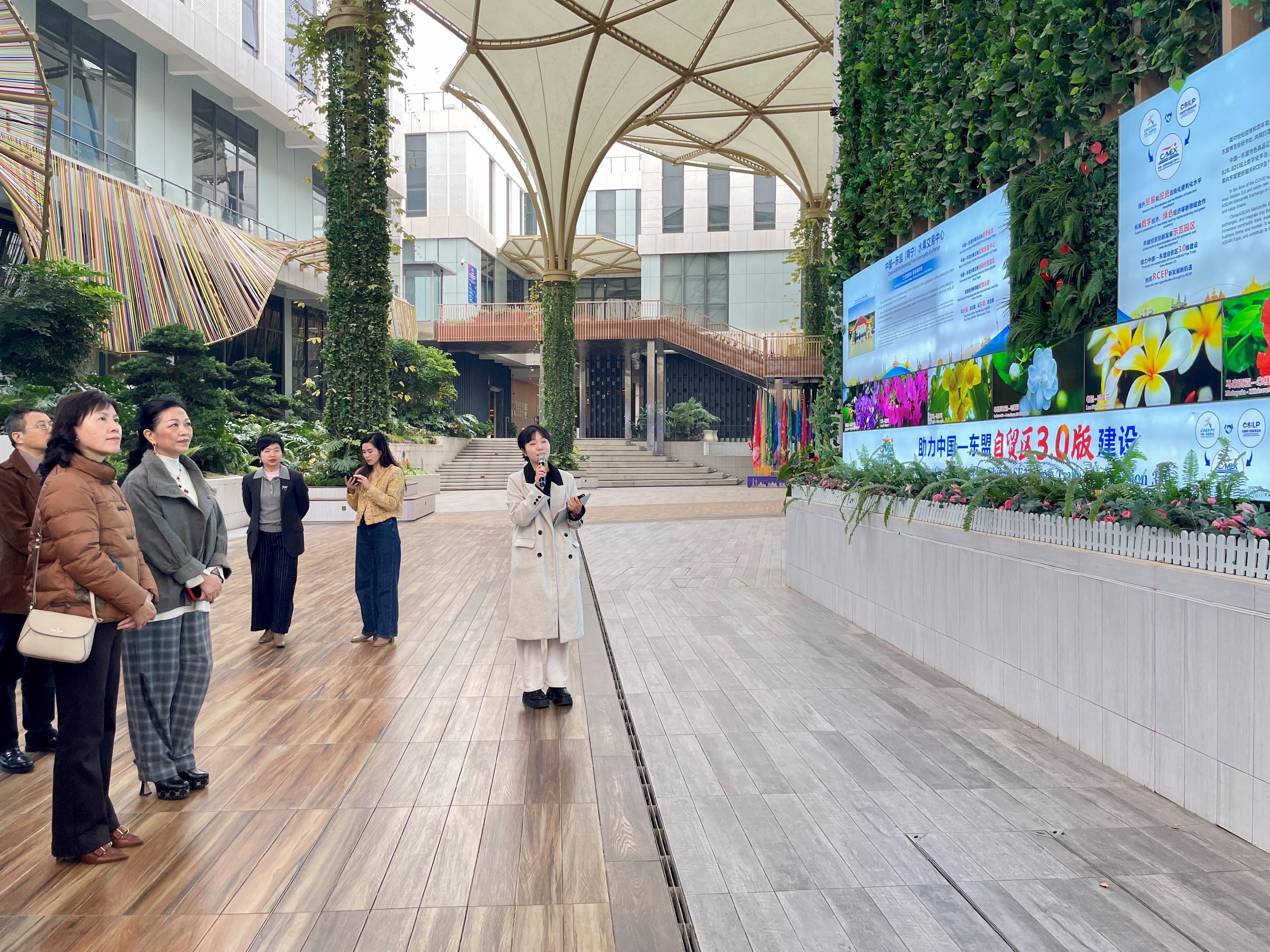 The Secretary for Transport and Logistics, Ms Mable Chan, led members of the Hong Kong Logistics Development Council to visit Guangxi today (January 8). Photo shows Ms Chan (first left) visiting the China-Singapore Nanning International Logistics Park and exchanging views with the local trade.