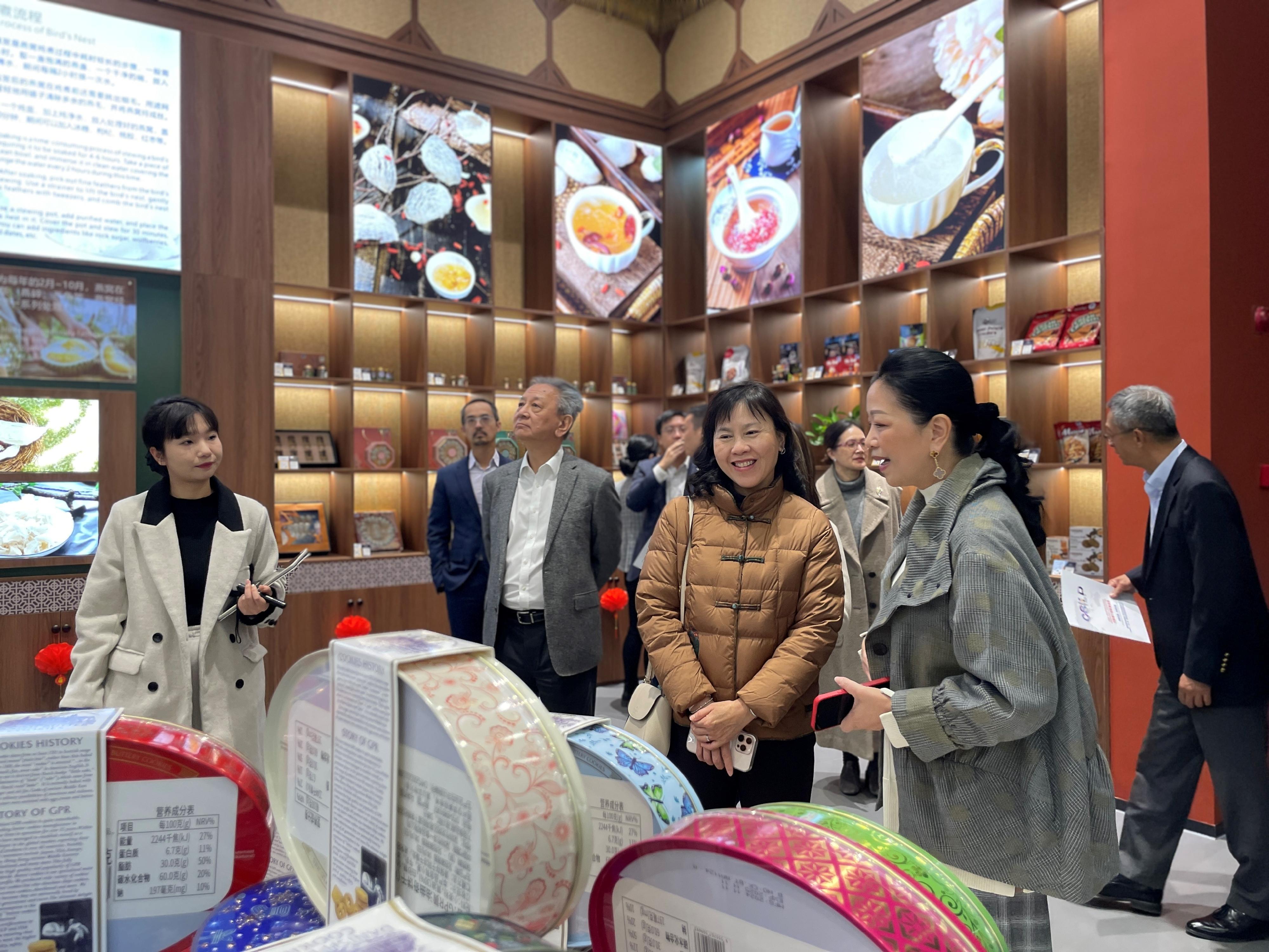 The Secretary for Transport and Logistics, Ms Mable Chan, led members of the Hong Kong Logistics Development Council to visit Guangxi today (January 8). Photo shows Ms Chan (front row, second right) visiting the China-Singapore Nanning International Logistics Park and exchanging views with the local trade.