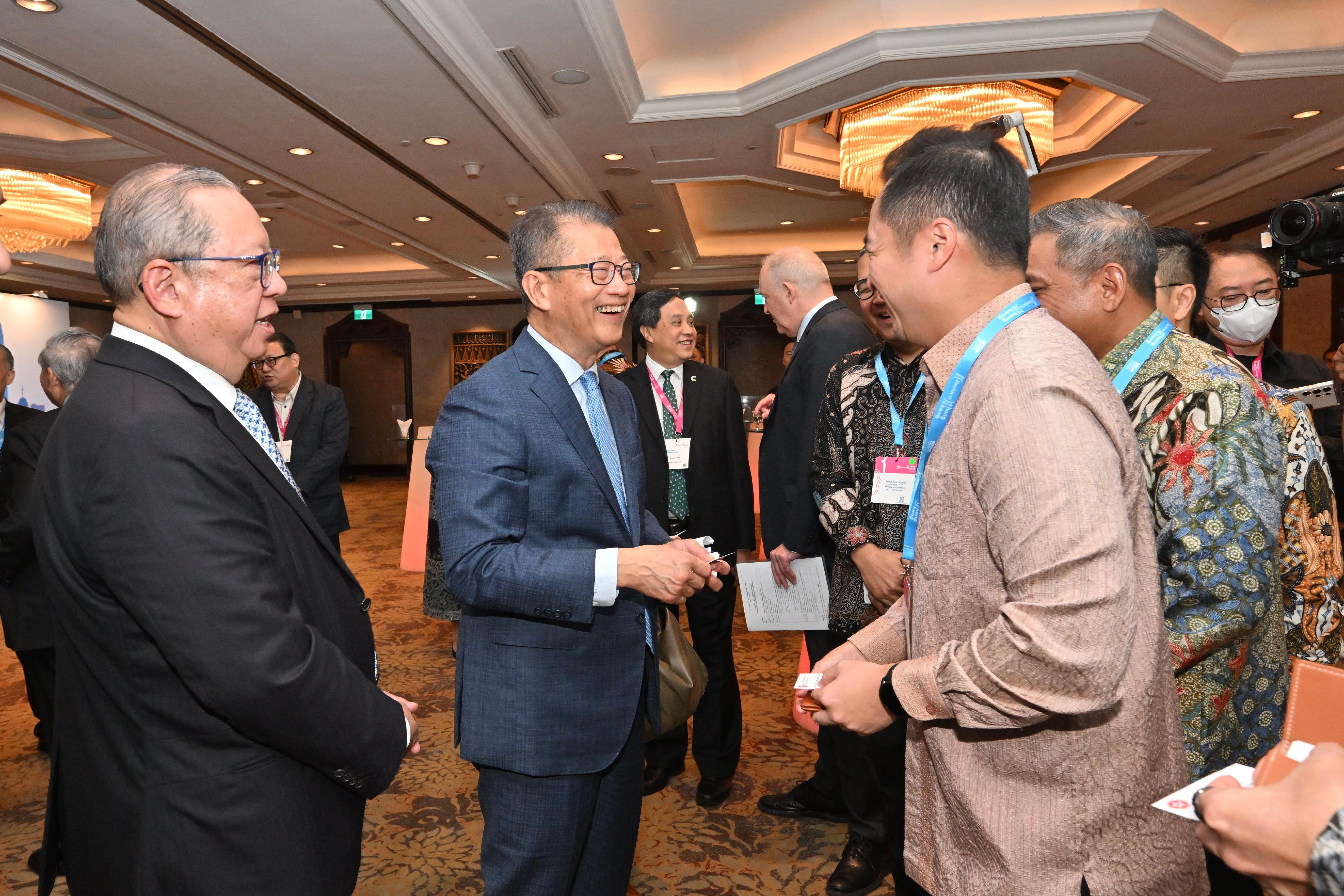 The Financial Secretary, Mr Paul Chan, attended the Think Business, Think Hong Kong Symposium organised by the Hong Kong Trade Development Council in Jakarta, Indonesia, today (January 8, Jakarta time). Photo shows Mr Chan (second left) exchanging views with Indonesian business people at the event.