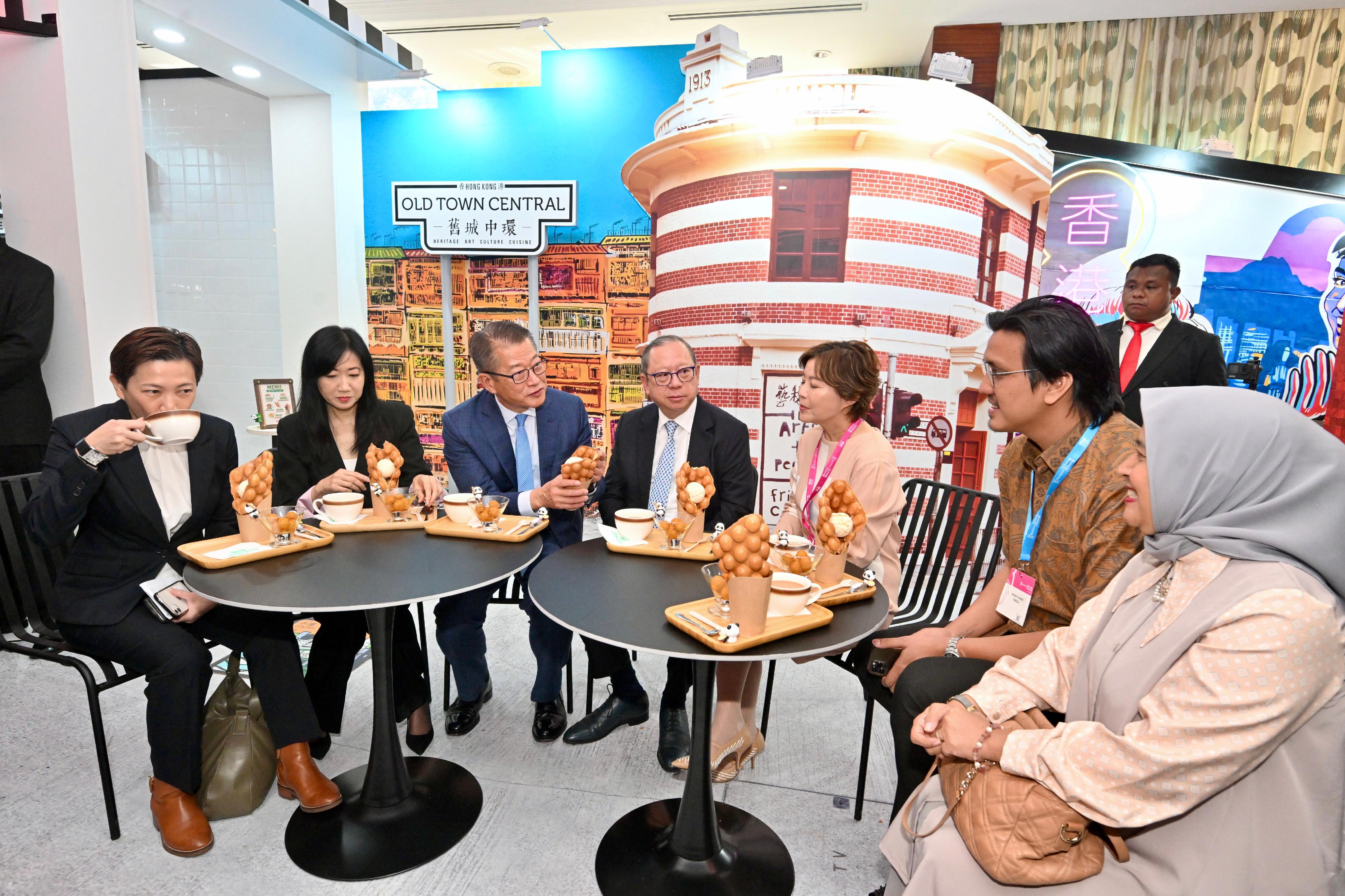 The Financial Secretary, Mr Paul Chan, attended the Think Business, Think Hong Kong Symposium organised by the Hong Kong Trade Development Council in Jakarta, Indonesia, today (January 8, Jakarta time). Photo shows Mr Chan (third left) exchanging views with Indonesian business people at the event.