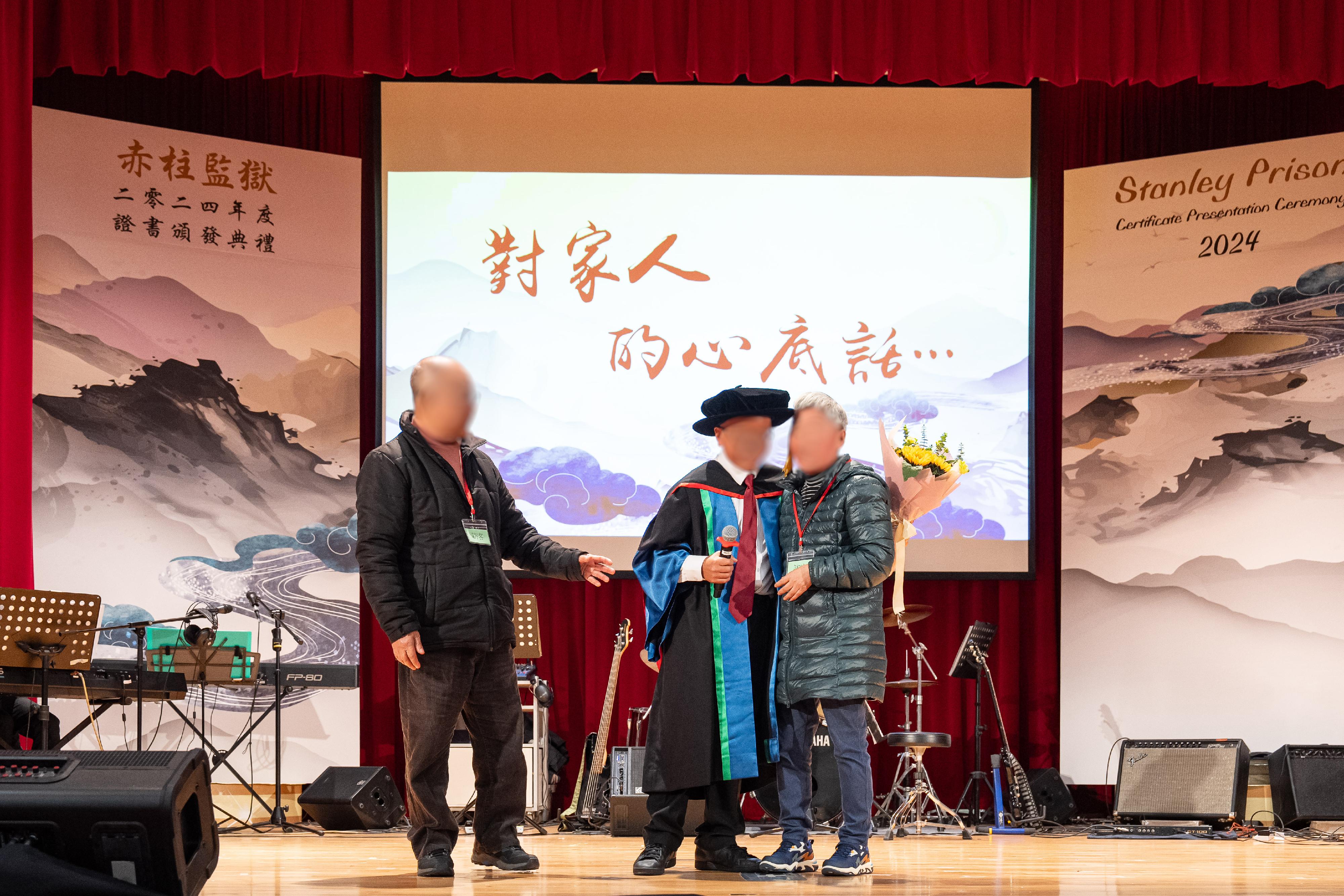 Persons in custody at Stanley Prison of the Correctional Services Department were presented with certificates at a ceremony today (January 8) in recognition of their continuous efforts in pursuing further studies. Photo shows the doctorate awardee conveying gratitude to his family members for their unwavering support.