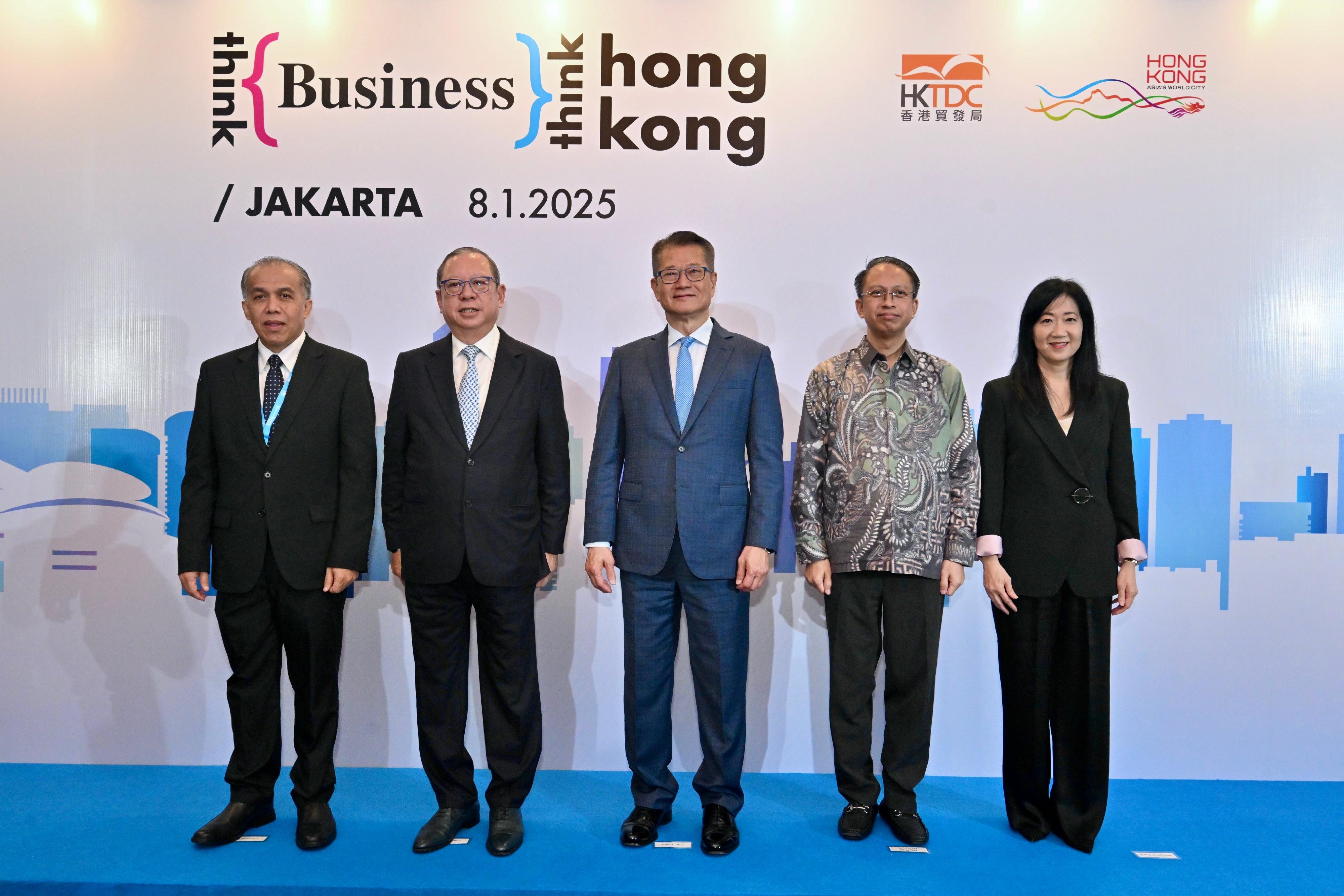 The Financial Secretary, Mr Paul Chan, attended the Think Business, Think Hong Kong Symposium organised by the Hong Kong Trade Development Council (HKTDC) in Jakarta, Indonesia, today (January 8, Jakarta time). Photo shows Mr Chan (centre); Deputy Minister for Coordination of International Economic Cooperation of Indonesia, Dr Edi Prio Pambudi (second right); the Chairman of the HKTDC, Dr Peter Lam (second left), and other guests at the event. 