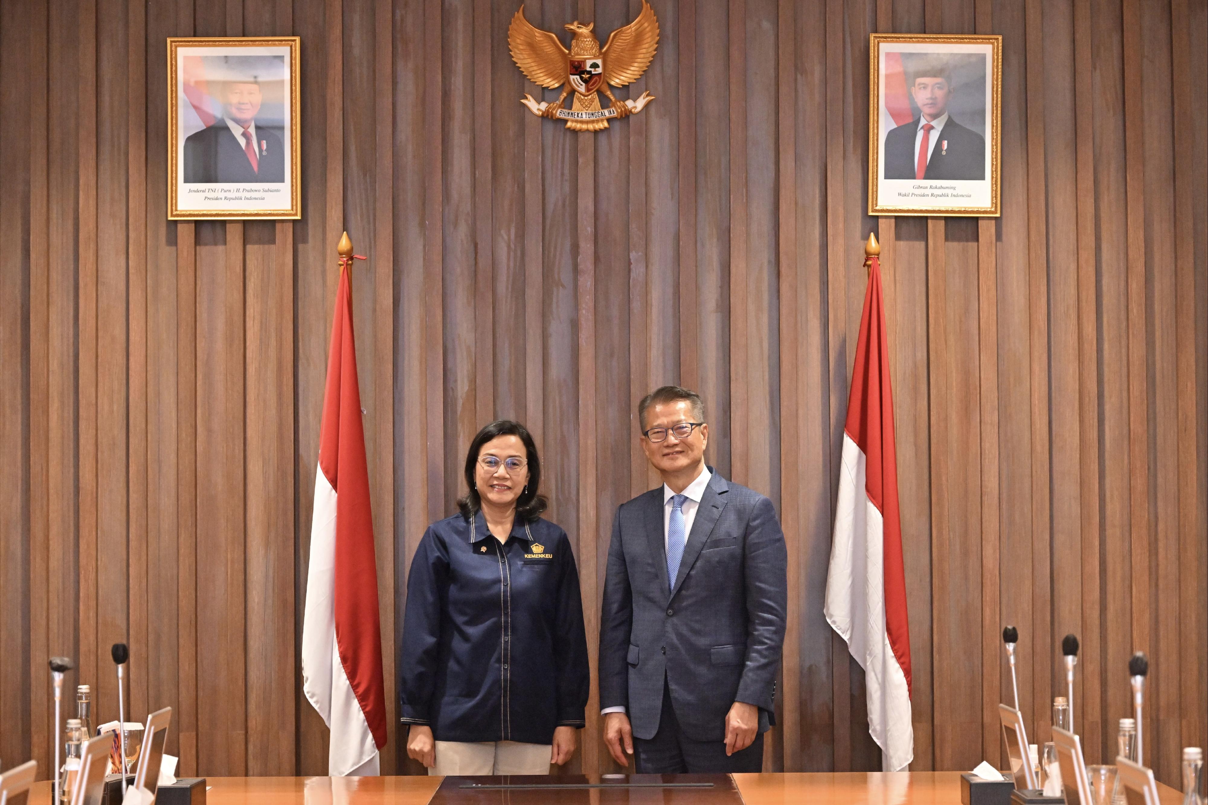 The Financial Secretary, Mr Paul Chan (right), meets with the Minister of Finance of Indonesia, Ms Sri Mulyani Indrawati (left), in Jakarta, Indonesia, today (January 8, Jakarta time).