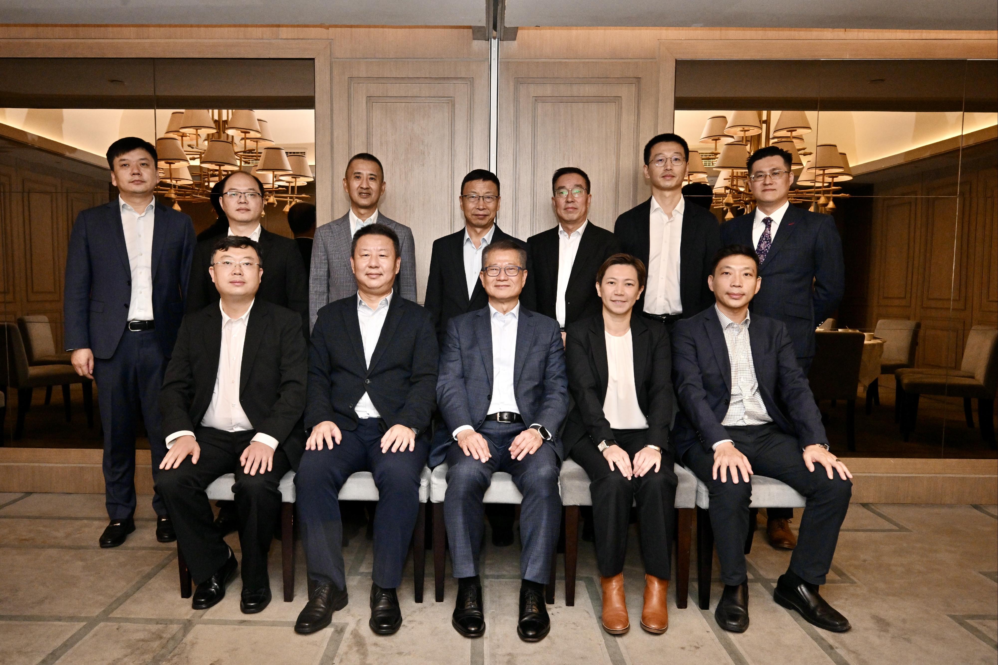 The Financial Secretary, Mr Paul Chan (front row, centre), meets with key members of the China Chamber of Commerce in Indonesia to exchange views on issues of mutual interest in Jakarta, Indonesia, today (January 8, Jakarta time).