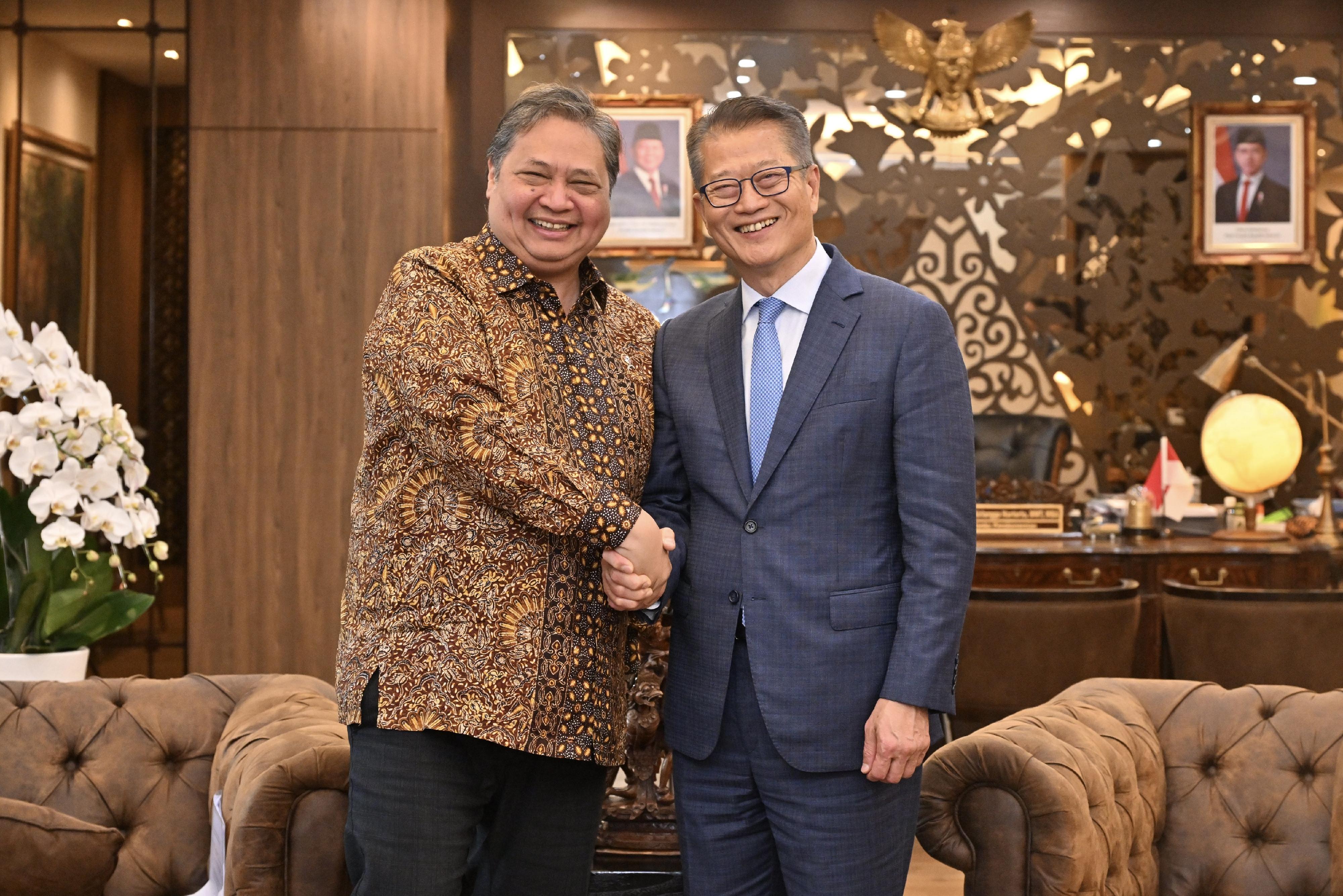 The Financial Secretary, Mr Paul Chan (right), meets with the Coordinating Minister for Economic Affairs of Indonesia, Dr Airlangga Hartarto (left), in Jakarta, Indonesia, today (January 8, Jakarta time).