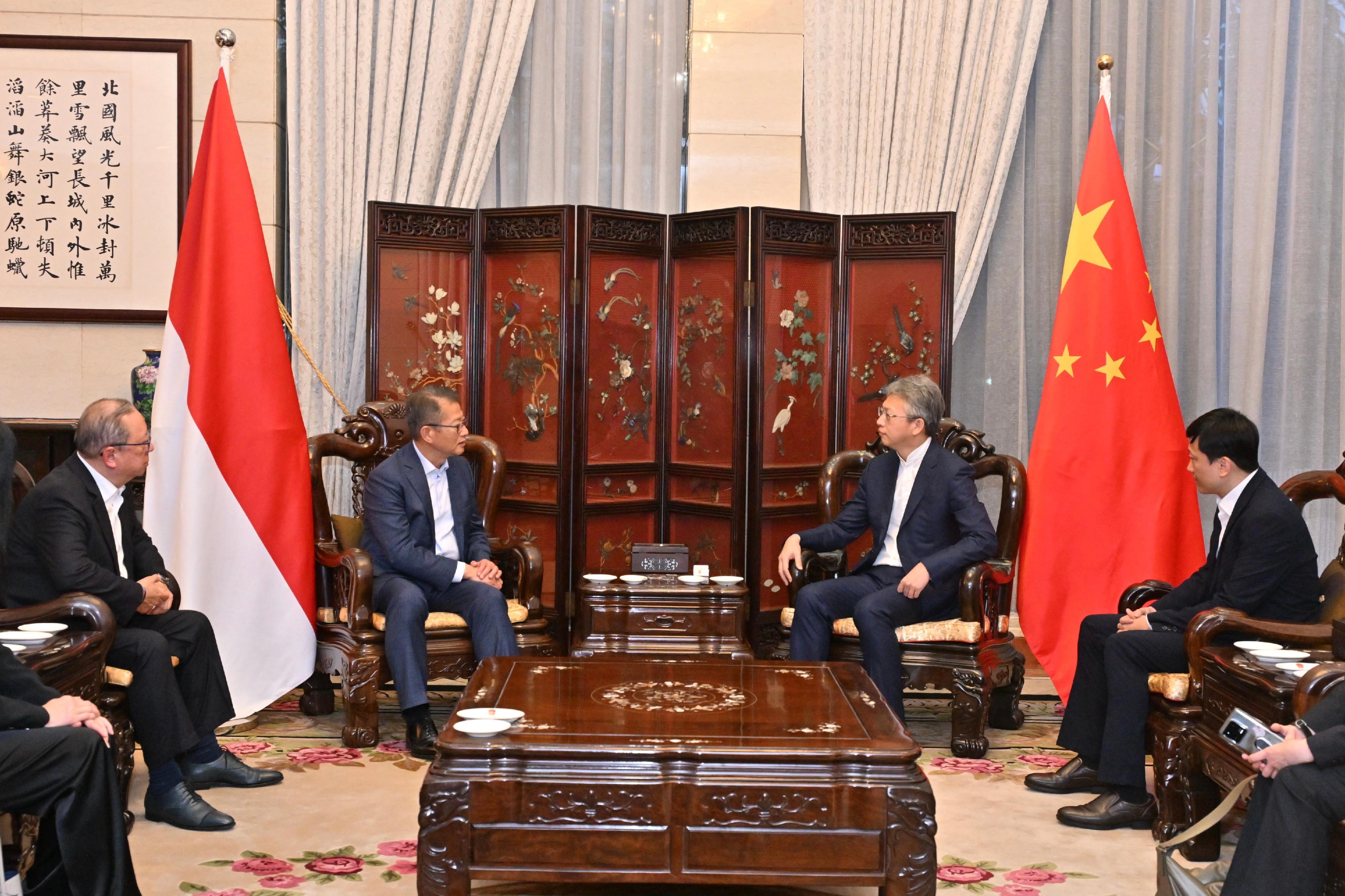 The Financial Secretary, Mr Paul Chan (second left), called on the Chinese Ambassador to Indonesia, Mr Wang Lutong (second right), in Jakarta, Indonesia, today (January 8, Jakarta time).
