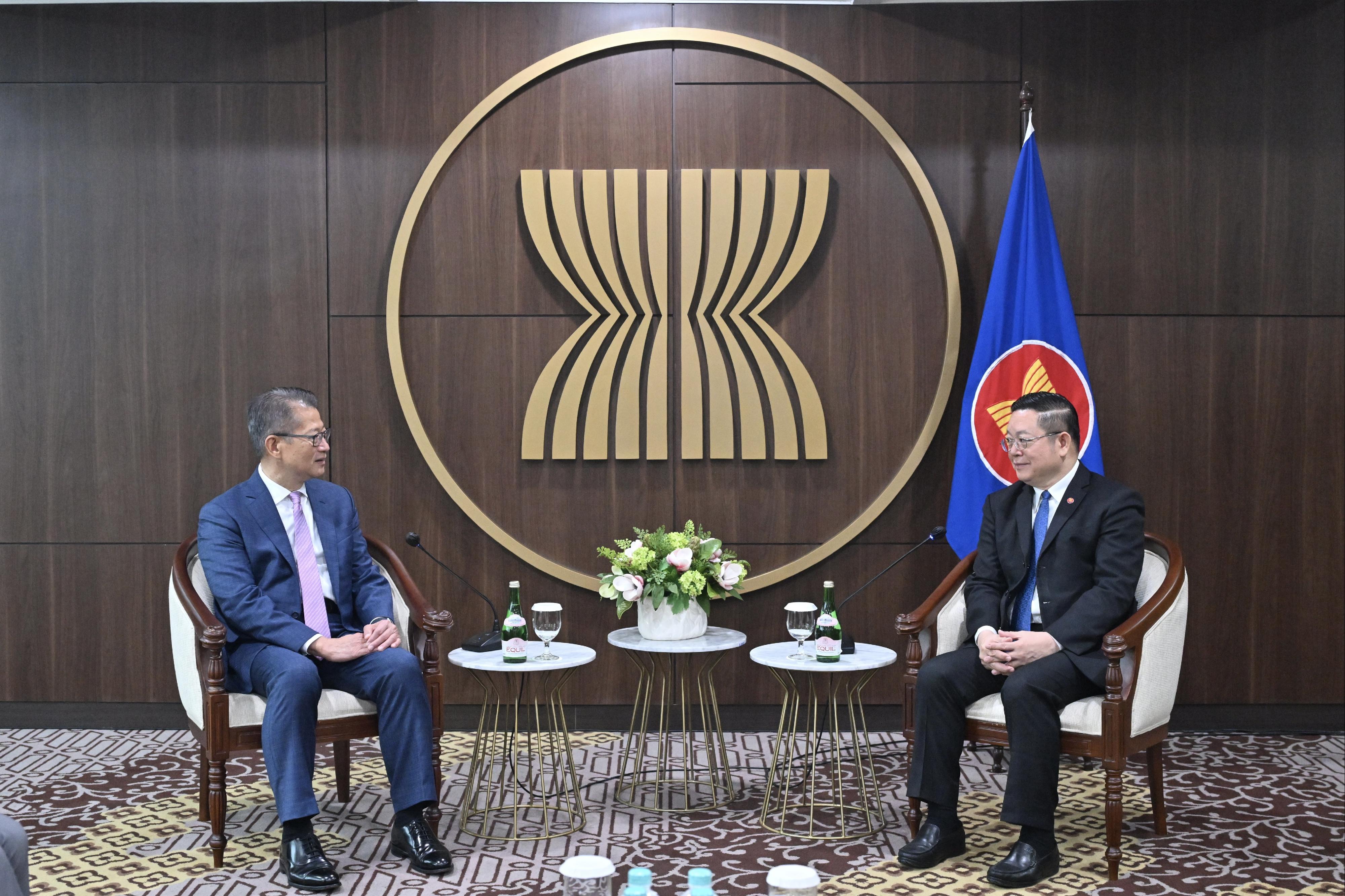 The Financial Secretary, Mr Paul Chan (left), meets with the Secretary-General of the Association of Southeast Asian Nations, Dr Kao Kim Hourn (right), in Jakarta, Indonesia, today (January 9, Jakarta time).
