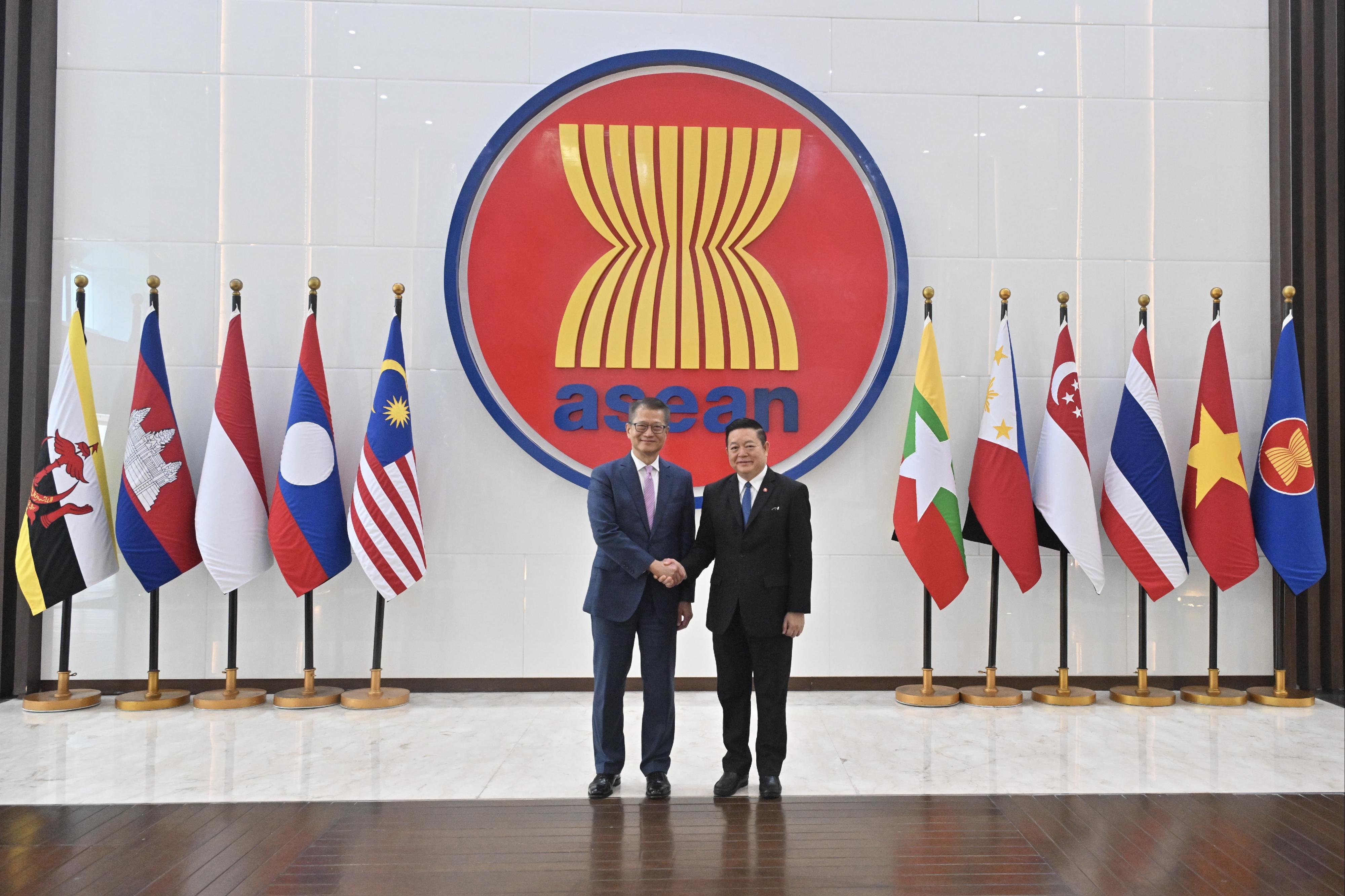 The Financial Secretary, Mr Paul Chan (left), meets with the Secretary-General of the Association of Southeast Asian Nations, Dr Kao Kim Hourn (right), in Jakarta, Indonesia, today (January 9, Jakarta time).
