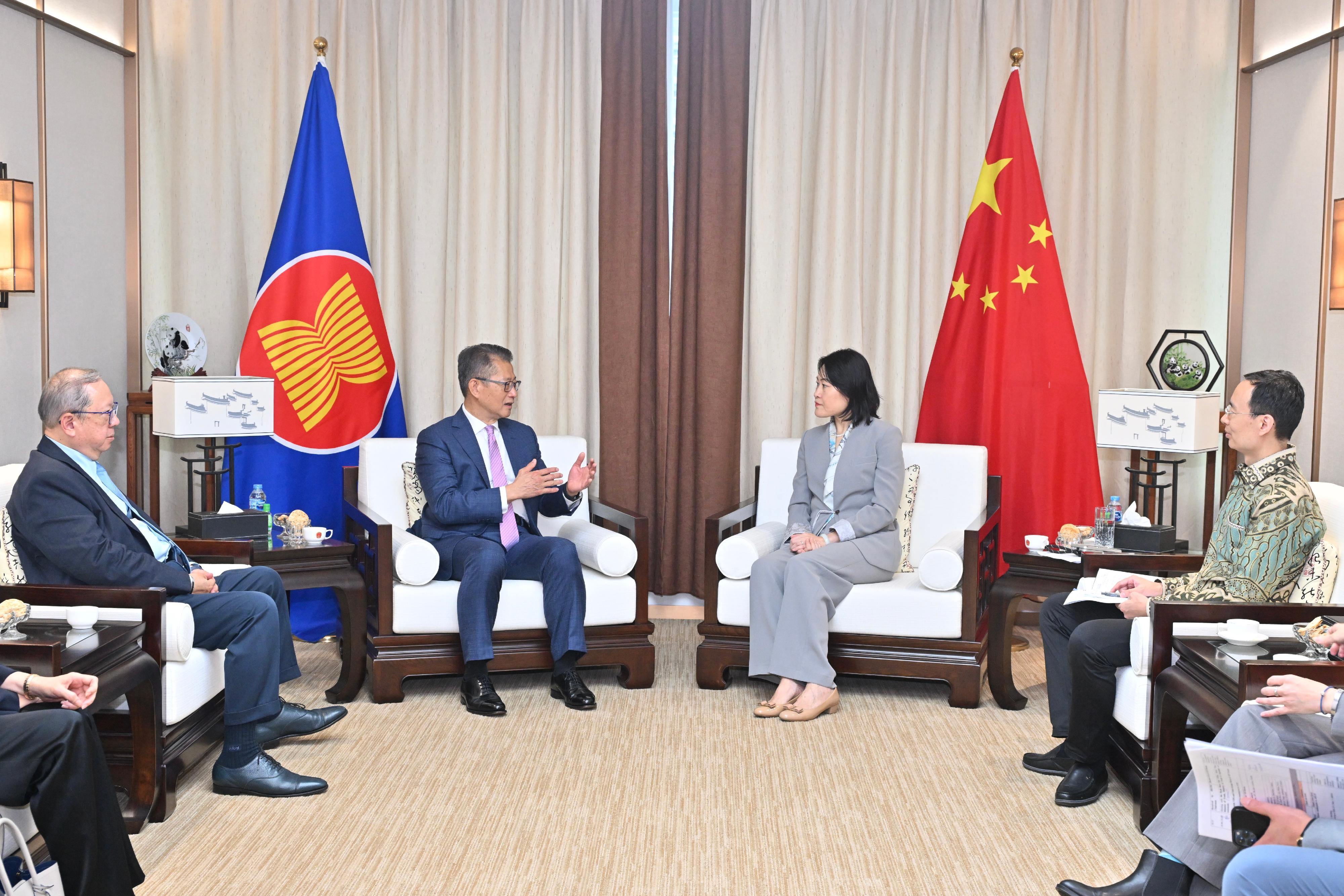 The Financial Secretary, Mr Paul Chan (second left), meets with the Ambassador Extraordinary and Plenipotentiary of the People's Republic of China to the Association of Southeast Asian Nations, Ms Hou Yanqi (second right), in Jakarta, Indonesia, today (January 9, Jakarta time).
