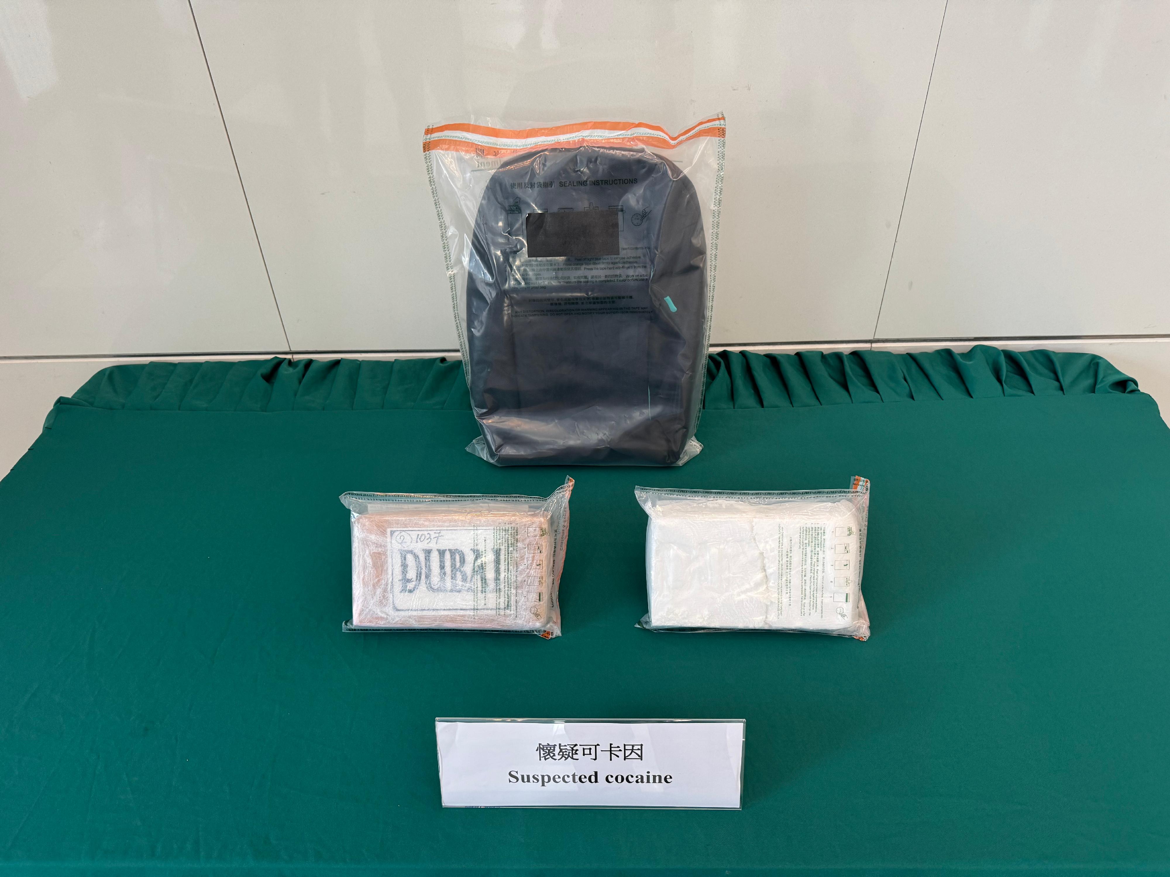 香港海關昨日（一月九日）在秀茂坪檢獲約兩公斤懷疑可卡因，估計市值約一百七十萬元。圖示檢獲的懷疑可卡因和涉案的背囊。