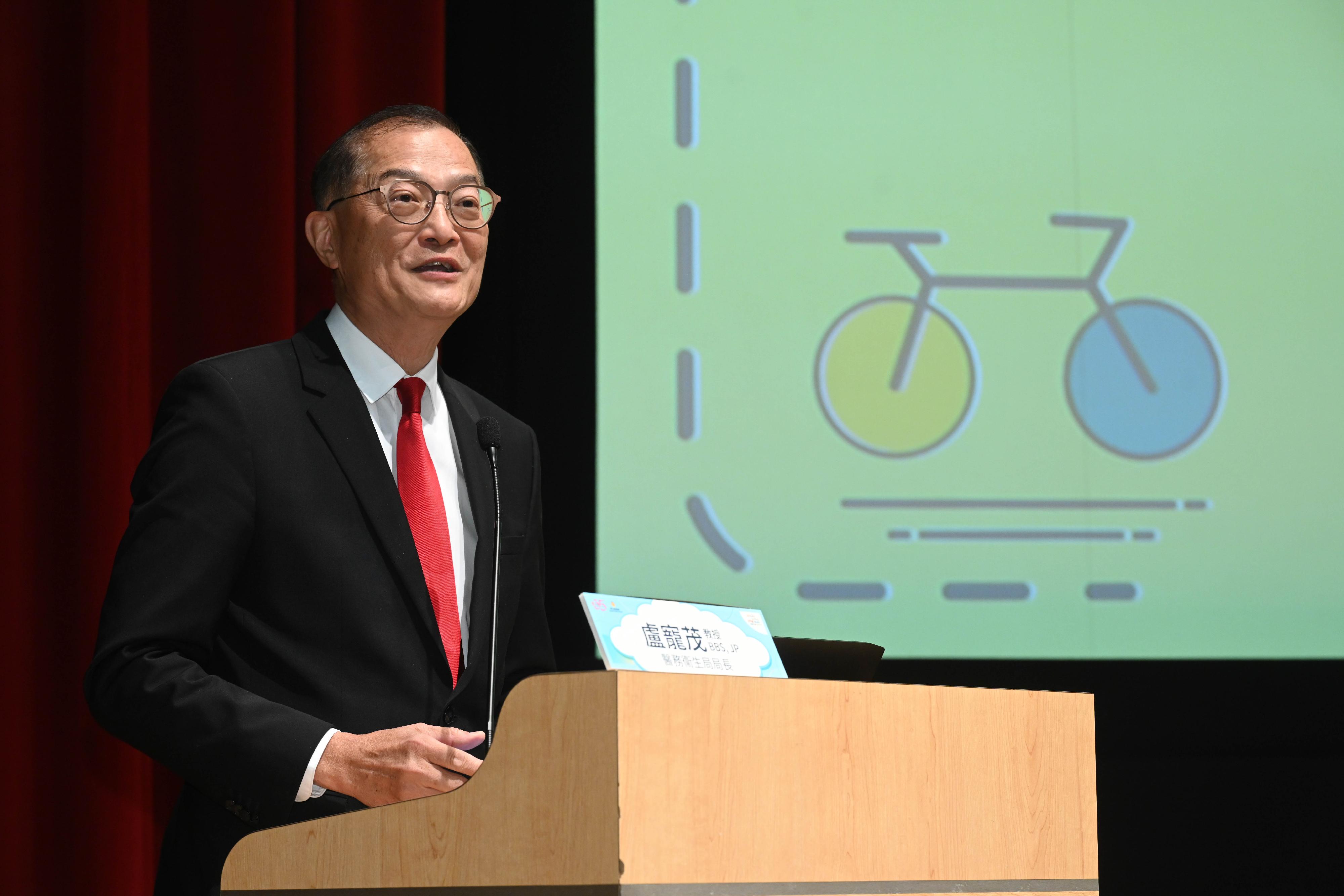 衞生署今日（一月十三日）舉辦首屆「全校園健康計劃」學校分享會暨嘉許禮，嘉許八間表現卓越的參與學校。圖示醫務衞生局局長盧寵茂教授在典禮致辭。