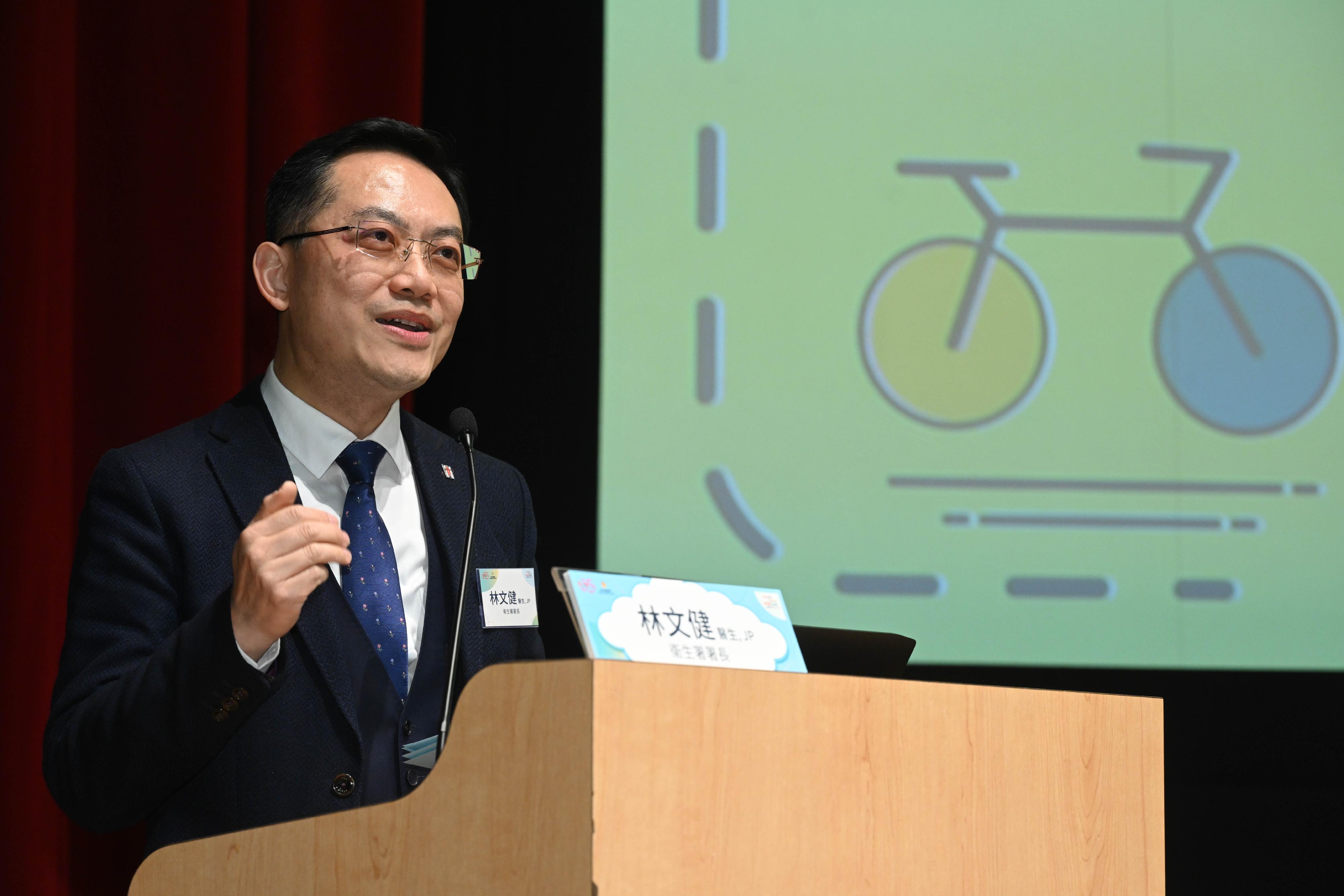 衞生署今日（一月十三日）舉辦首屆「全校園健康計劃」學校分享會暨嘉許禮，嘉許八間表現卓越的參與學校。圖示衞生署署長林文健醫生在典禮致辭。