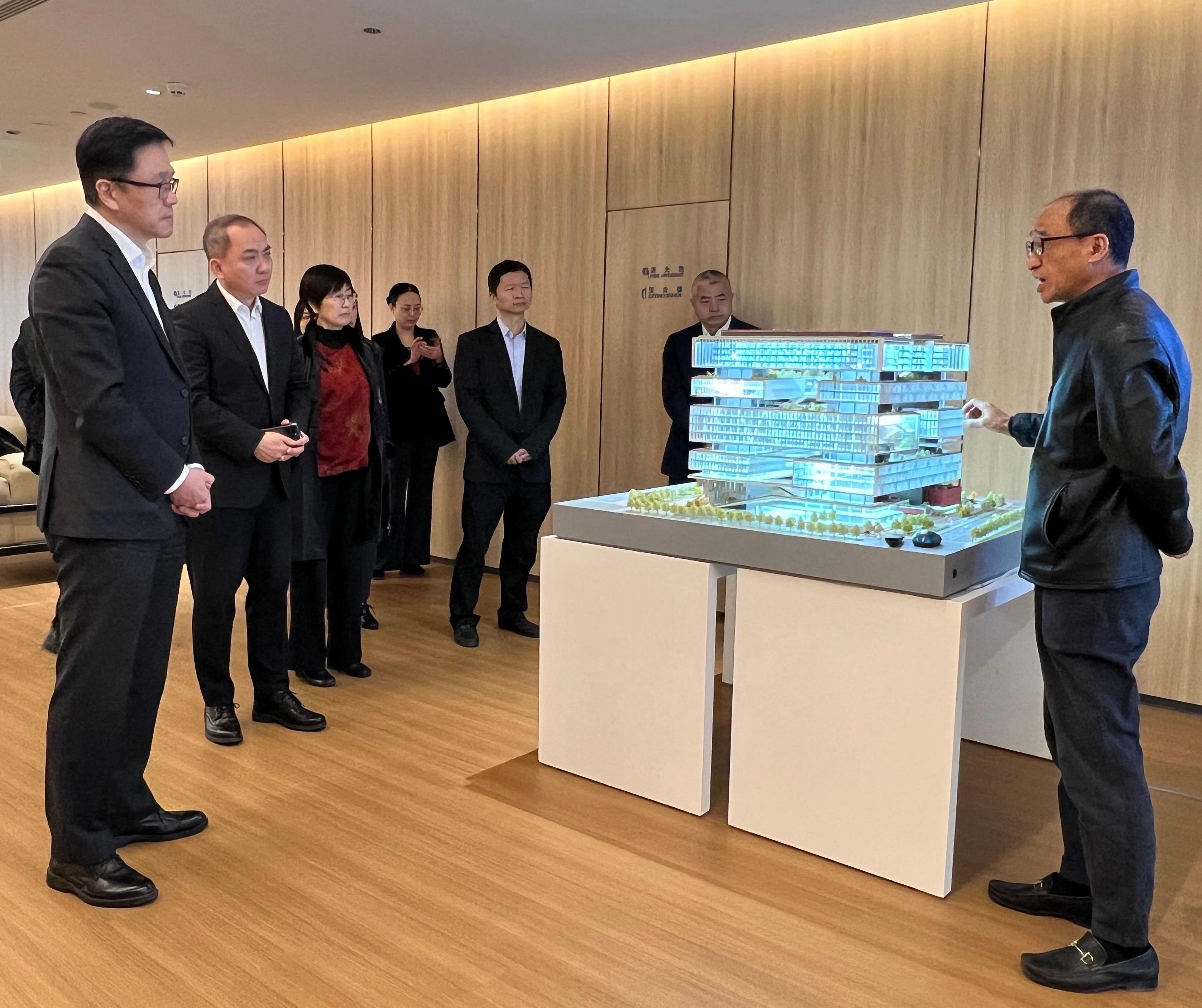 創新科技及工業局局長孫東教授（左一）今日（一月十三日）在上海參觀上海人工智能實驗室。旁為工業專員（創新及科技）葛明博士（左二）。