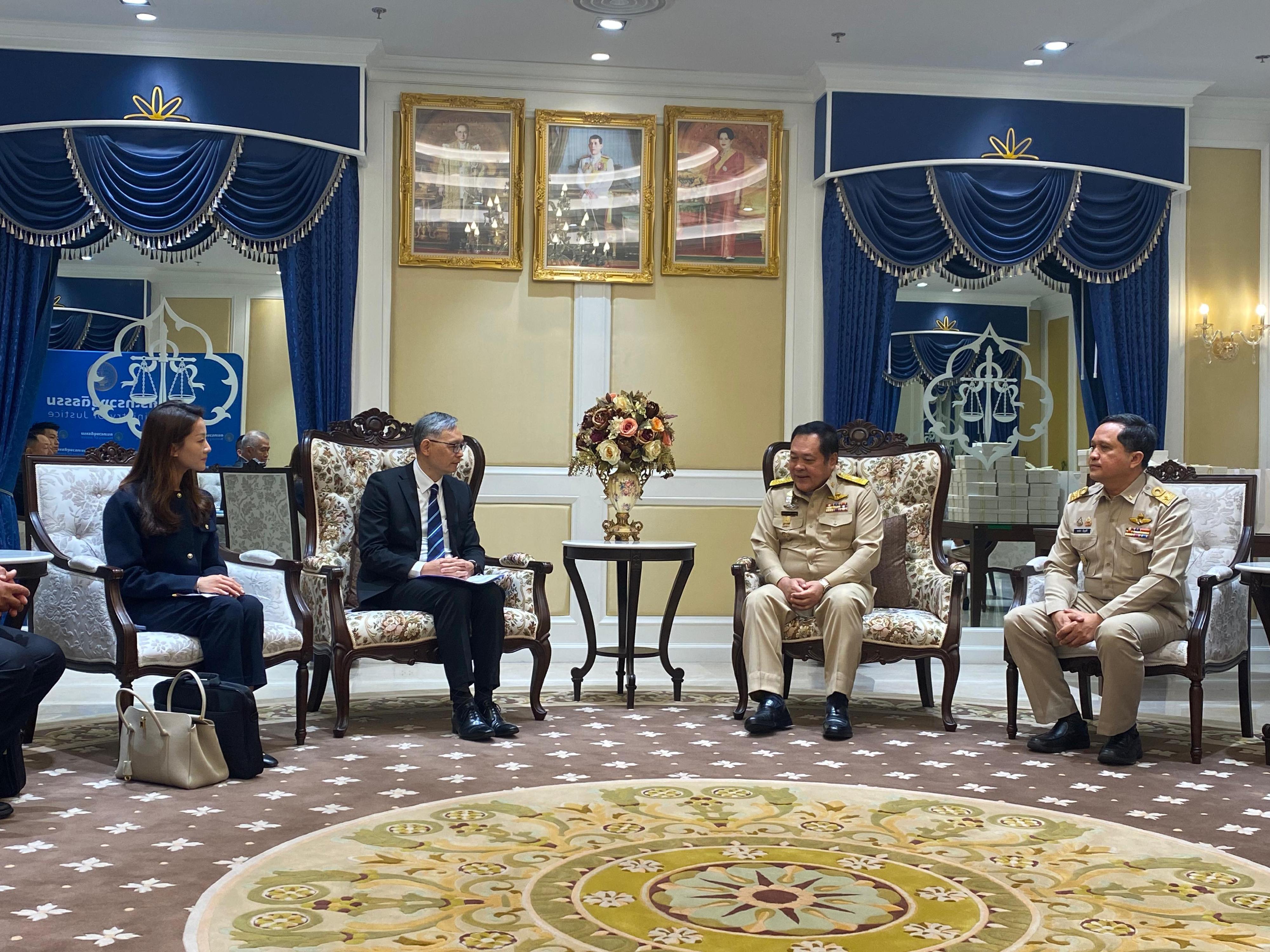 The Under Secretary for Security, Mr Michael Cheuk, today (January 13) led members of the dedicated task force from the Hong Kong Police Force and the Immigration Department to follow up in Thailand on cases of Hong Kong residents suspected of being lured to Southeast Asian countries and detained to engage in illegal work. Photo shows Mr Cheuk (second left) and the dedicated task force being received by the Minister of Justice of Thailand, Mr Tawee Sodsong (second right), who is a member of the Anti Trafficking-in-Persons Committee chaired by the Prime Minister of Thailand.