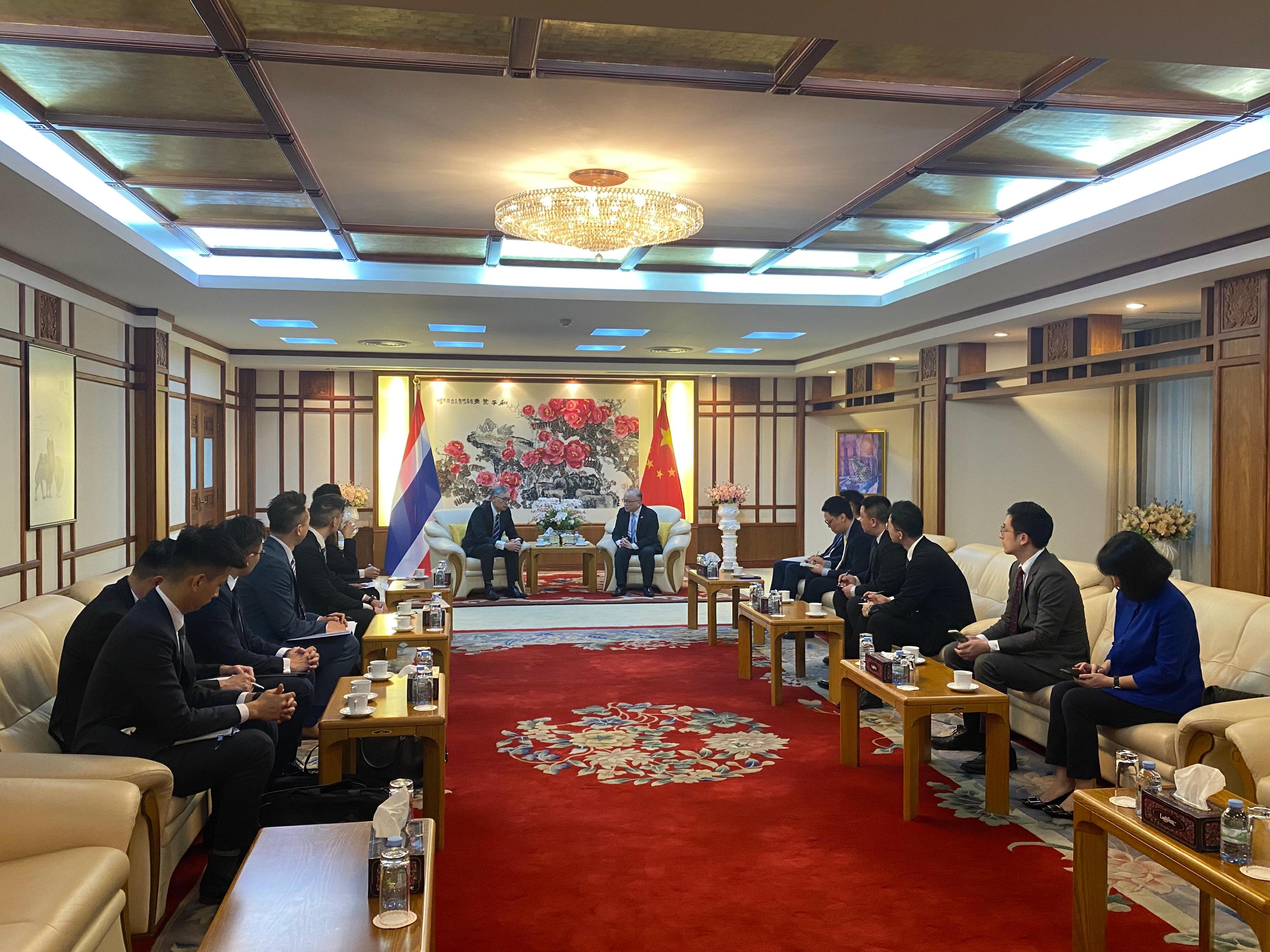 The Under Secretary for Security, Mr Michael Cheuk, today (January 13) led members of the dedicated task force from the Hong Kong Police Force and the Immigration Department to follow up in Thailand on cases of Hong Kong residents suspected of being lured to Southeast Asian countries and detained to engage in illegal work. Photo shows Mr Cheuk (seventh left) and members of the dedicated task force calling on the Minister of the Chinese Embassy in the Kingdom of Thailand, Mr Wu Zhiwu (seventh right).