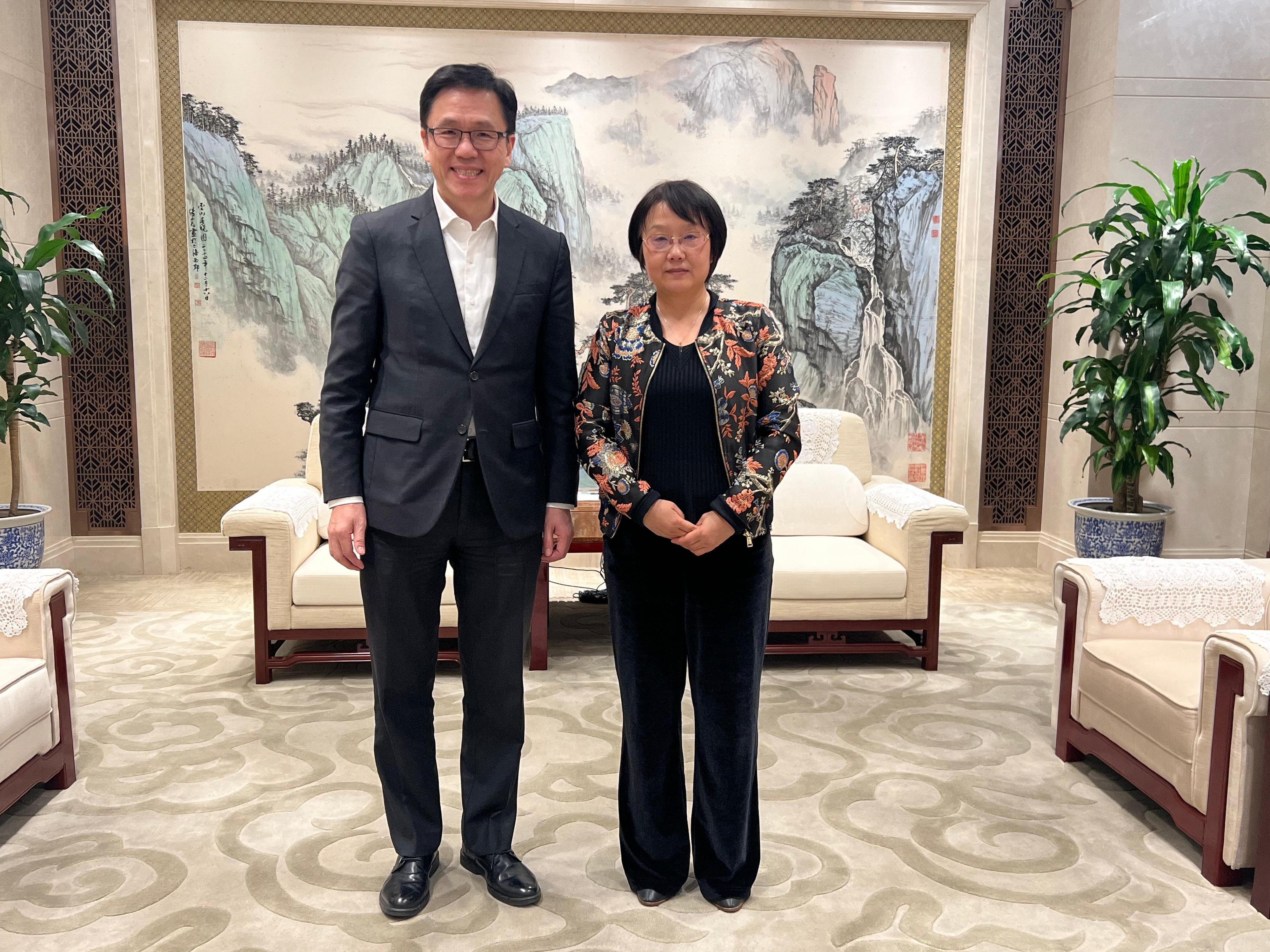 The Secretary for Innovation, Technology and Industry, Professor Sun Dong (left), calls on Deputy Secretary General of the Shanghai Municipal People's Government Ms Shang Yuying (right) in Shanghai today (January 13).
