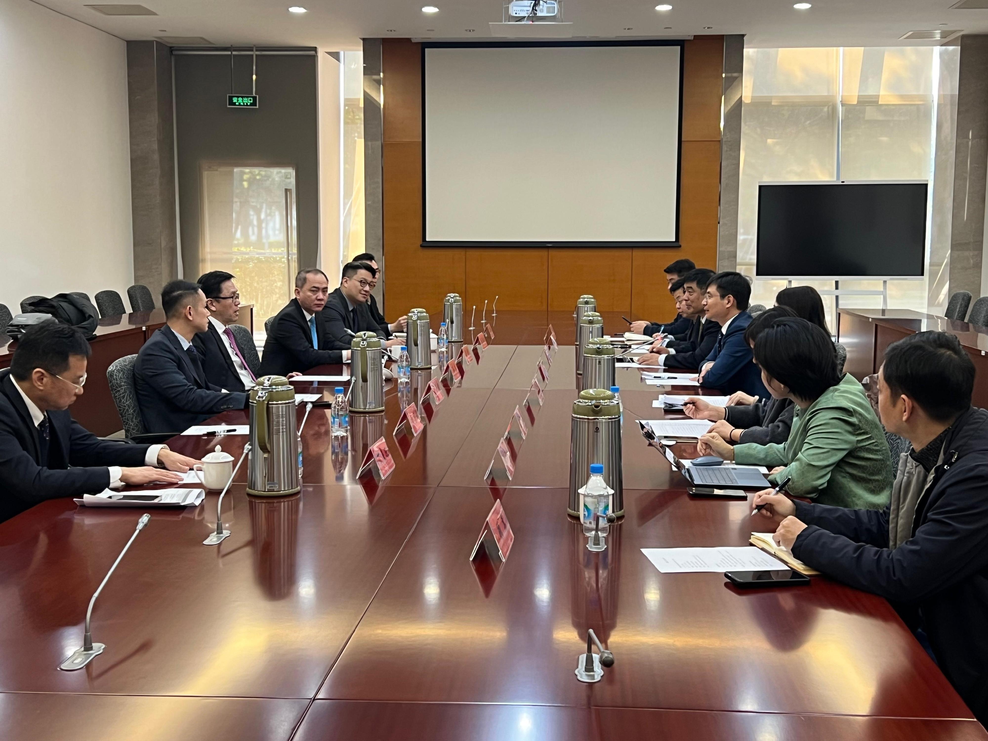 The Secretary for Innovation, Technology and Industry, Professor Sun Dong (third left), has a work meeting with the Jiangsu Provincial Department of Science and Technology in Suzhou today (January 13). Deputy Director-General of the Jiangsu Provincial Department of Science and Technology, Mr Zhang Qiao (fifth right) and the Commissioner for Industry (Innovation and Technology), Dr Ge Ming (fourth left), also attended.