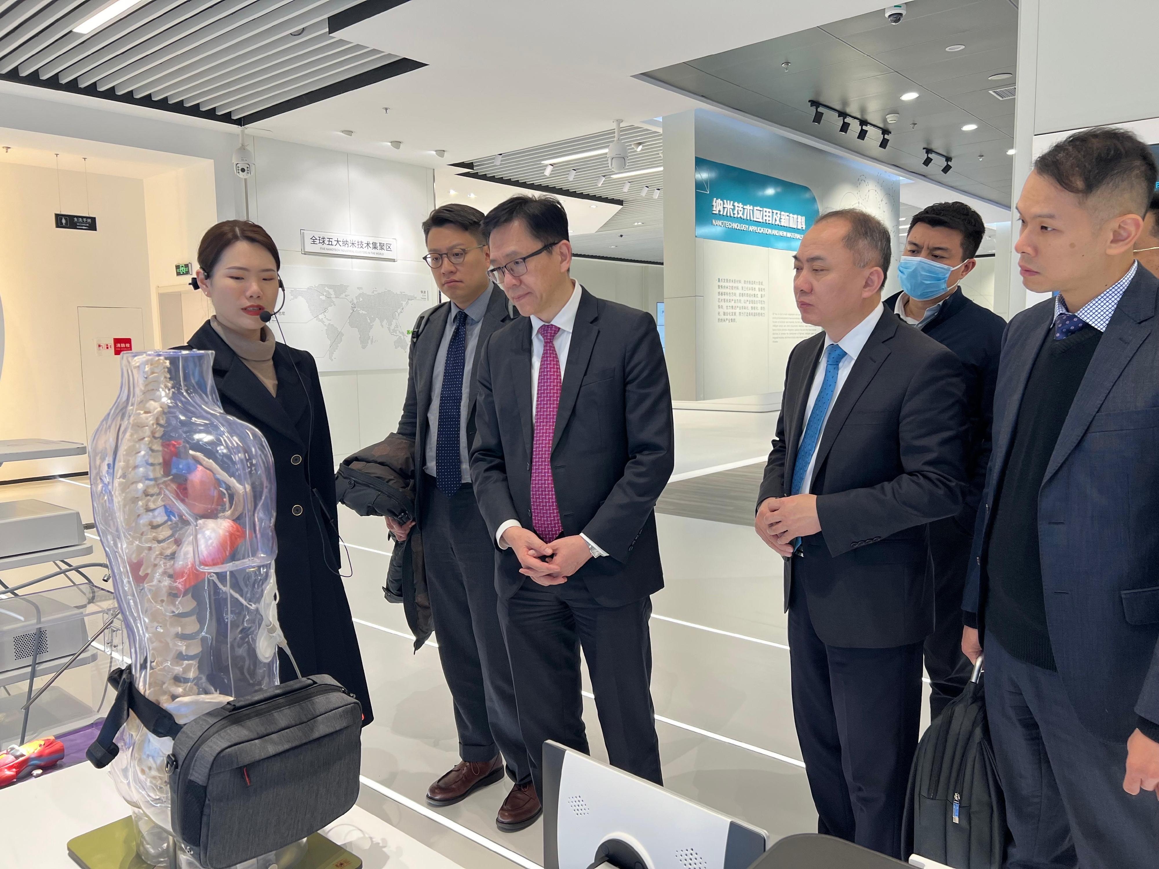 The Secretary for Innovation, Technology and Industry, Professor Sun Dong (third left), today (January 13) visits the Suzhou Industrial Park Exhibition Centre to learn about the construction and development of this high-technology park. Looking on is the Commissioner for Industry (Innovation and Technology), Dr Ge Ming (fourth left).

