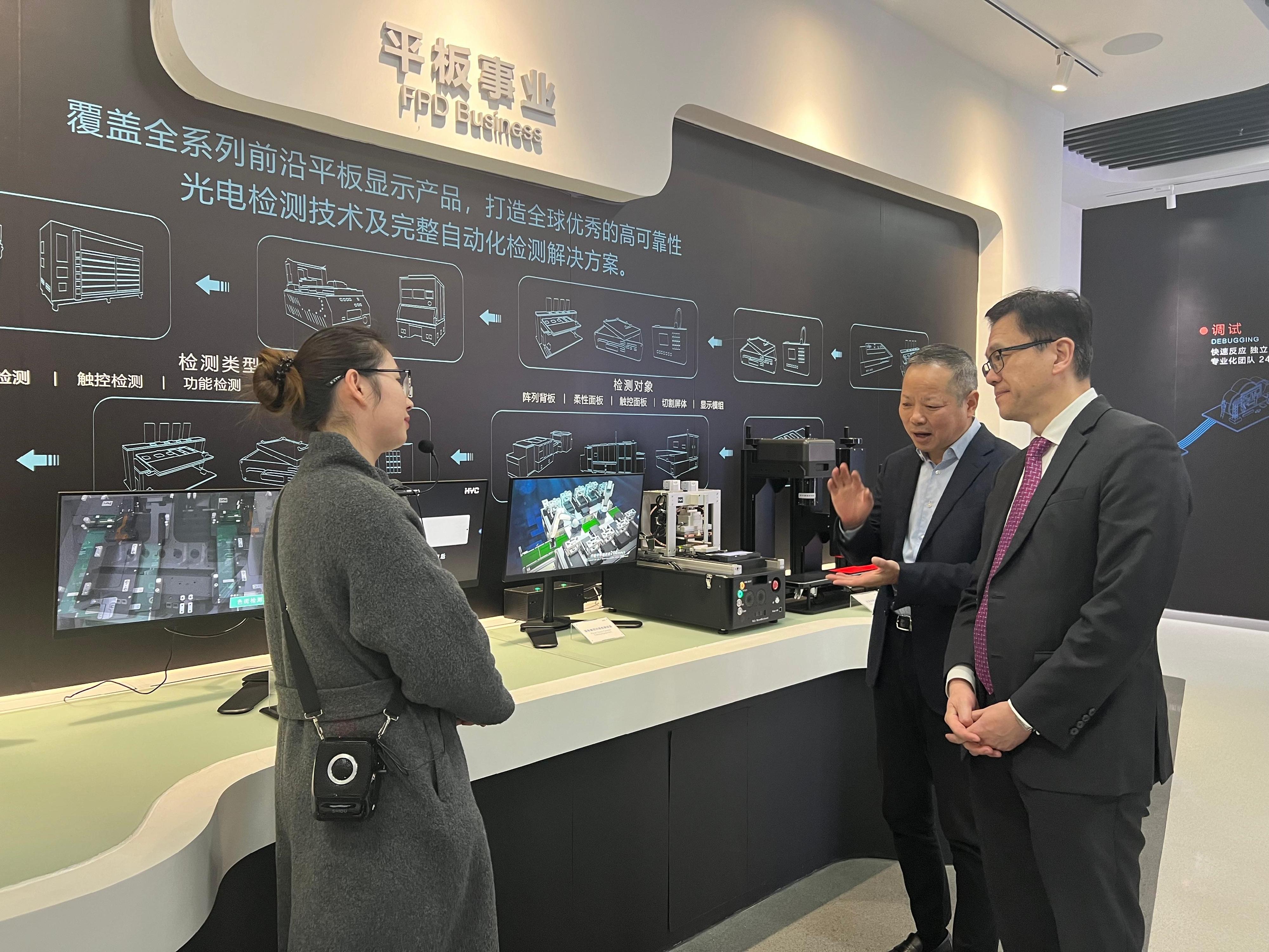 The Secretary for Innovation, Technology and Industry, Professor Sun Dong (right), visits an industrial testing equipment and whole production line system solution provider located in the Suzhou Industrial Park today (January 13).
