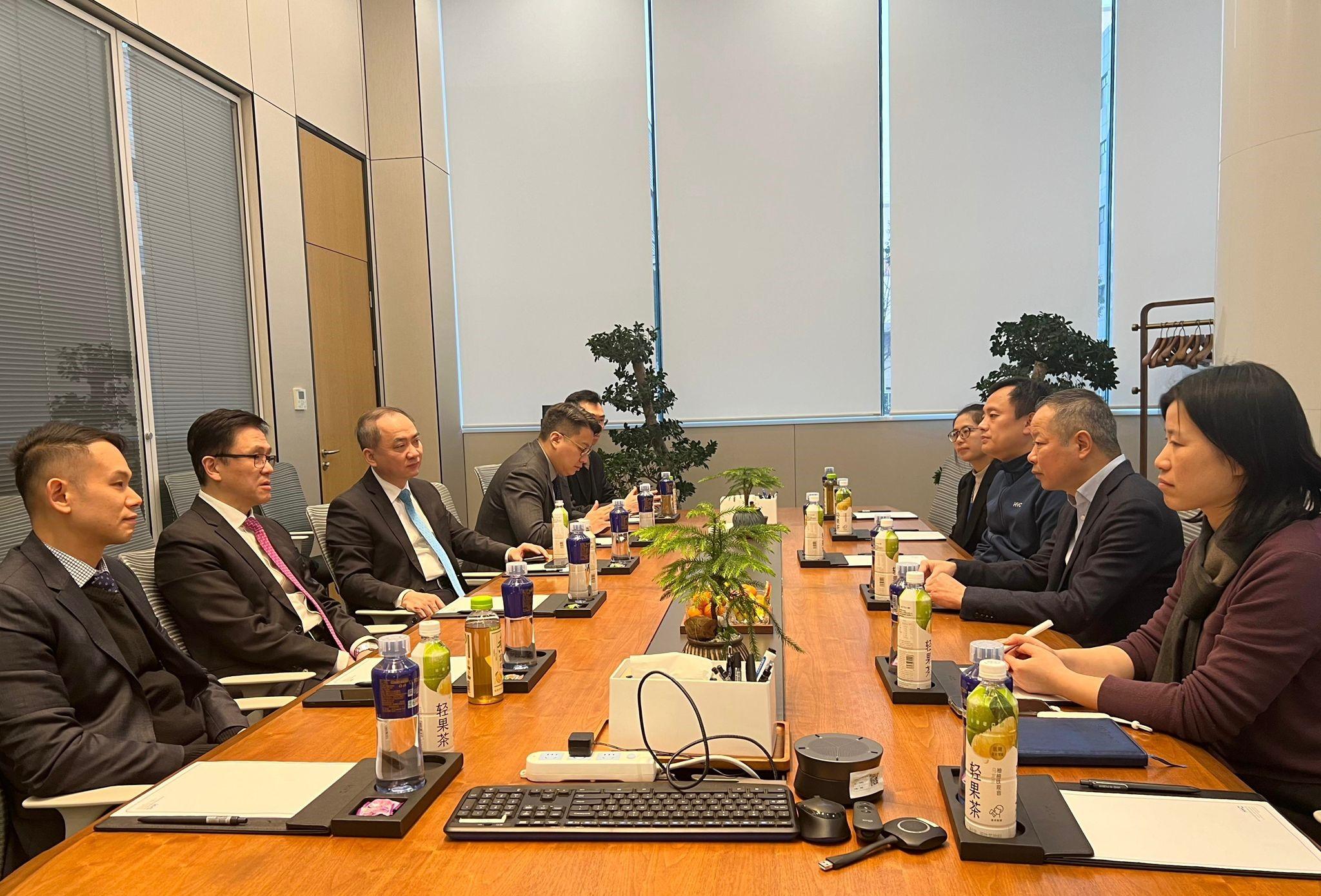 The Secretary for Innovation, Technology and Industry, Professor Sun Dong (second left), visits an industrial testing equipment and whole production line system solution provider located in the Suzhou Industrial Park today (January 13). Looking on is the Commissioner for Industry (Innovation and Technology), Dr Ge Ming (third left).