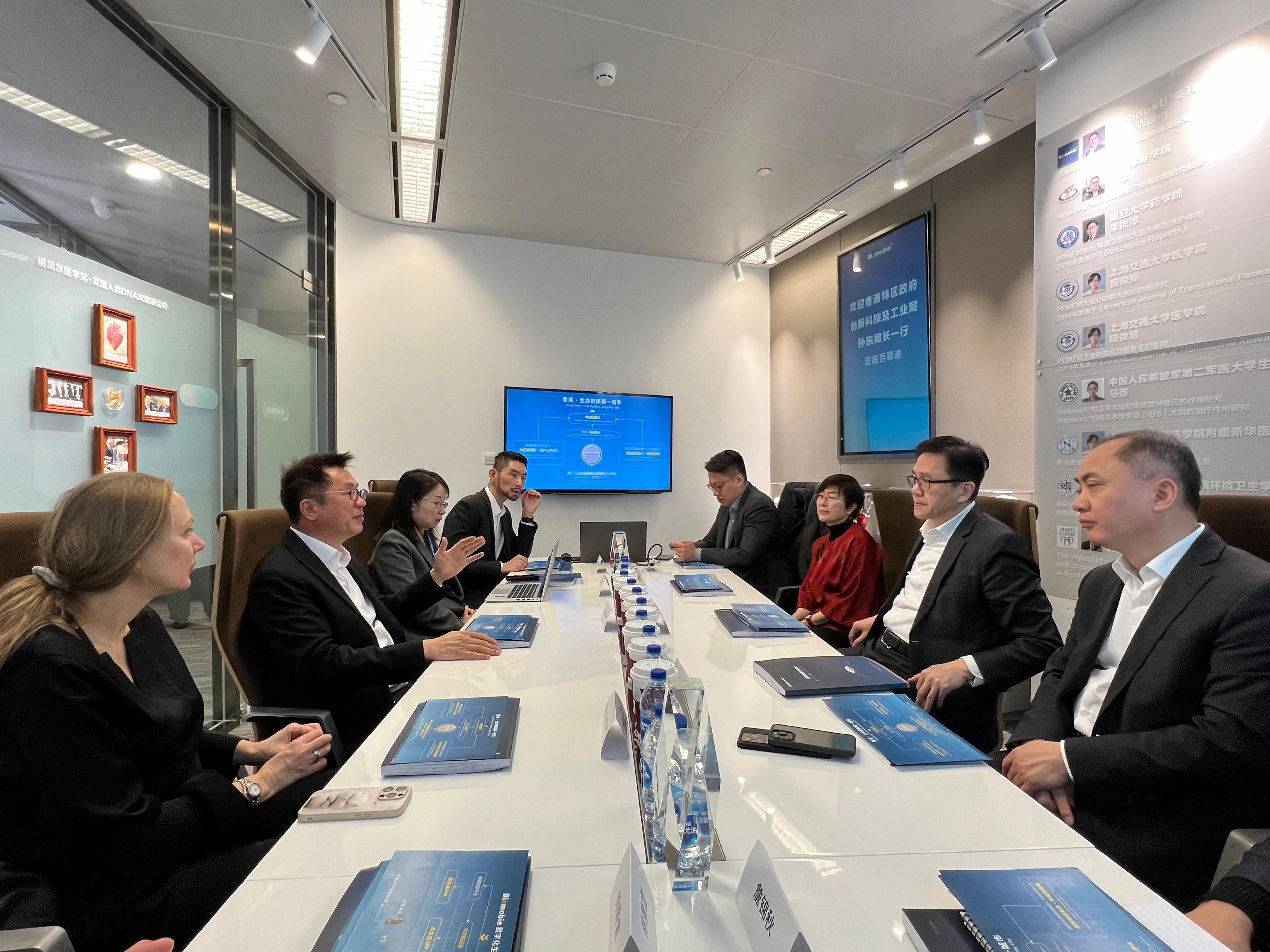 The Secretary for Innovation, Technology and Industry, Professor Sun Dong (second right), visited an innovative medical company with multiple patents for the treatment and prevention of cardiovascular and cerebrovascular diseases in Shanghai today (January 13). Photo shows Professor Sun receiving a comprehensive briefing on the enterprise's industrial layout, businesses in various areas and its research and development technology. Looking on is the Commissioner for Industry (Innovation and Technology), Dr Ge Ming (first right).