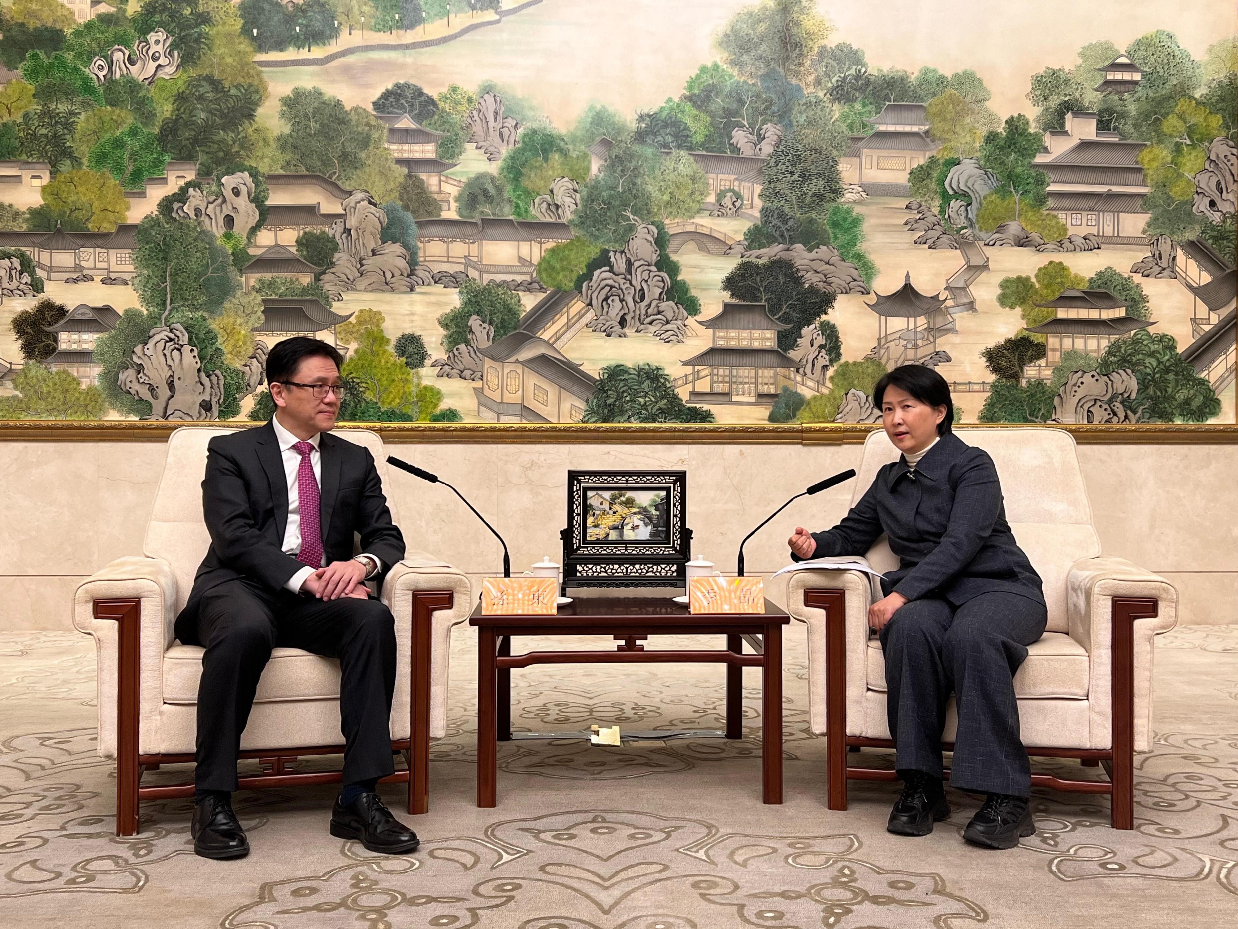 The Secretary for Innovation, Technology and Industry, Professor Sun Dong (left), met with Deputy Mayor of Suzhou Municipal People’s Government, Ms Ji Jing (right), in Suzhou today (January 13).